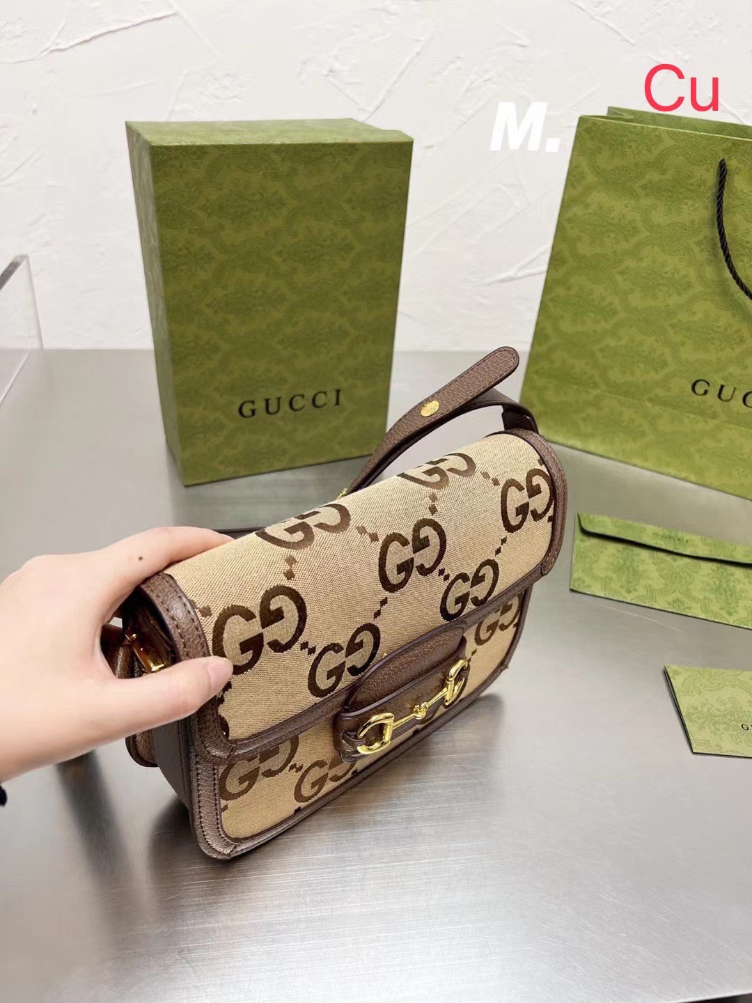 GUCCI HORSEBIT 1955 JUMBO GG BAG พร้อมส่ง กระเป๋าสะพายสุดหรู คลาสสิคสวยอยู่ทรง โดดเด่นด้วยโลโก้ GG jumbo มีช่องซิปเล็กใส่ของสำคัญได้ แมทซ์ง่ายกับทุกชุด สวยลงตัวเหมาะกับทุกชุด มีสไตล์ ต้องมีค่า