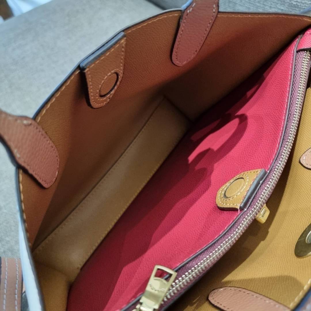 COACH C8561 C8869 WILLOW TOTE 24 IN COLOR BLOCK น้องสาวลุคลูกคุณมาแล้วจ้า กระเป๋าถือ/สะพาย ดีไซน์คัลเลอร์บล็อค ลงตัว เรียบหรู ใบจริงคือผู้ดี๊ผู้ดี ใช่ได้ทุกๆโอกาส วัสดุหนัง pepble อยู่ทรง เปิดปิดด้วยตัวบิดล็อค และอีกฝั่งเป็นกระดุมแม่เหล็ก ภายในโล่งกว้าง ใ