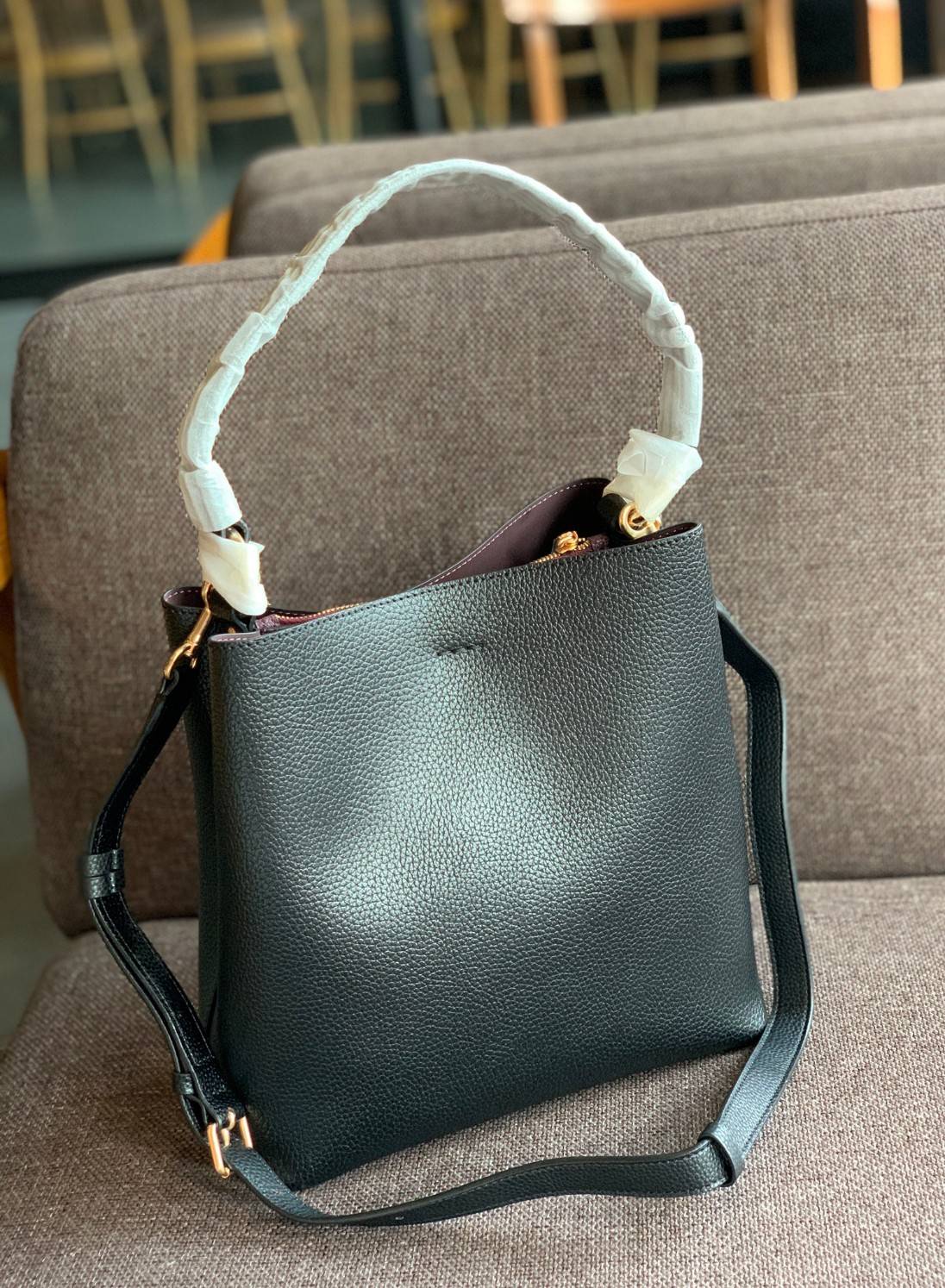 ถังใหญ่พร้อมส่งแล้วค่าา ห้ามพลาด❗️ COACH TOWN BUCKET BAG((91122)) 📣พร้อมส่ง ไซด์ที่สาวๆรอคอยค่ะ! ✔️กระเป๋าทรงถังใบใหญ่ สุดฮิตอีกรุ่นที่สาวๆต้องมีติดตัว ✔️หนังแท้ หนังจริงสวยมาก นิ่มมือดีด้วยนะคะ