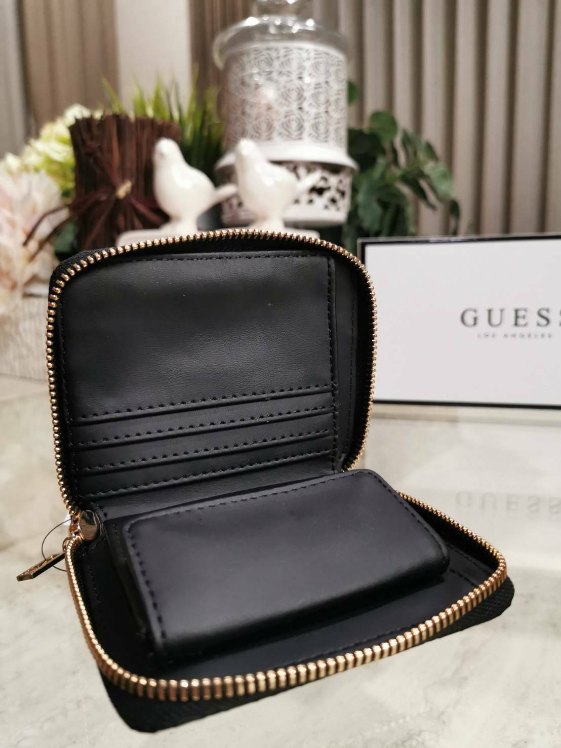 NEW ARRIVAL! GUESS FACTORY WOMEN'S SHORT WALLET กระเป๋าสตางค์สั้นรุ่นใหม่ล่าสุดไอเท็มแนะนำวัสดุหนังปั้มโลโก้รอบใบสวยอยู่ทรงด้านหน้าประดับโลโก้แบรนด์ ภายในมีทั้งช่องใส่ธนบัตร ช่องใส่เหรียญ ช่องใส่บัตรหลายช่อง ใส่เเบงก์พันได้ค่ะ ภาพถ่ายจากสินค้าจริงมาพ
