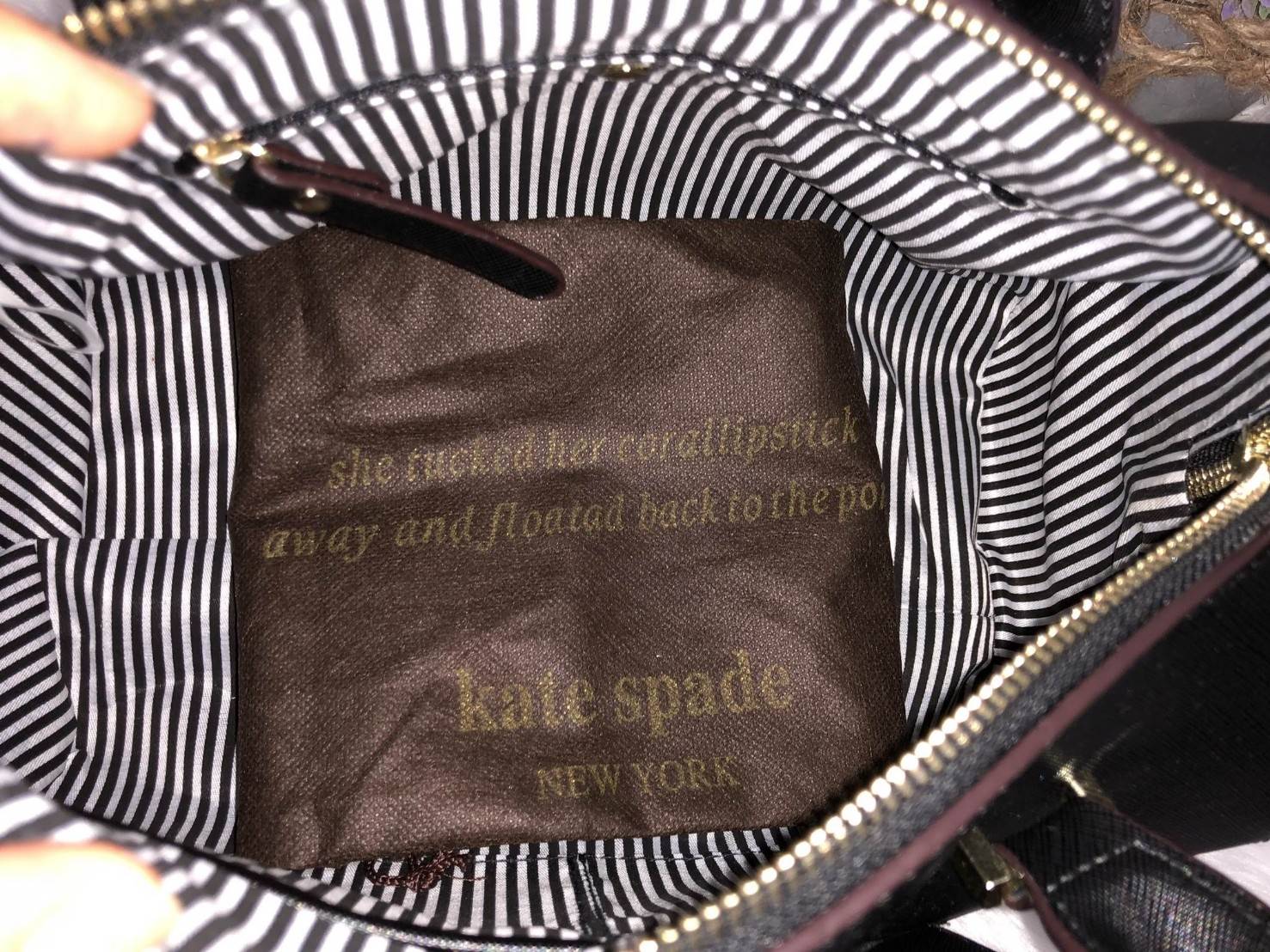 New arrival. Kate spade new york women’s bag 2018 พร้อมส่งรุ่นใหม่ล่าสุด กระเป๋าถือหรือสะพายข้างทรงหมอน มีมาให้เลือกถึง 4 ลาย ด้านหน้าติดโลหะโลโก้แบรนด์ตัวใหญ่ อะไหล่ทอง เปิดปิดกระเป๋าแบบซิป ภายในโล่ง กว้าง ใส่ของจุ มีช่องซิปหนึ่งช่อง ช่องเล็กสองช่อง ด้าน