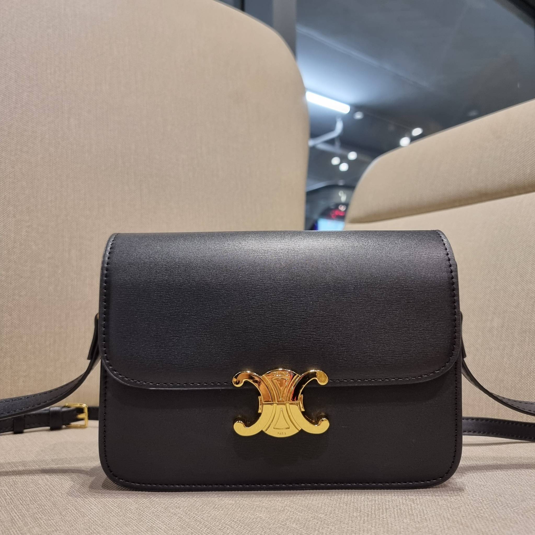 VIP 🥂 CELINE CLASSIQUE TRIOMPHE BAG IN SHINY CALFSKIN ไอเท็มสุดคลาสสิค ที่ขาดไม่ได้ กระเป๋าสะพายทรงสวยคลาสสิค แฝงความผู้ดี ที่ใช้ได้ทั้งชายหญิง วัสดุหนังแท้ เปิด-ปิดด้วยตัวกดล็อค สะดวกใช้มาก ภายในเป็นช่องโล่ง เก็บของได้เป็นสัดส่วน และยังมีช่องซิปใ