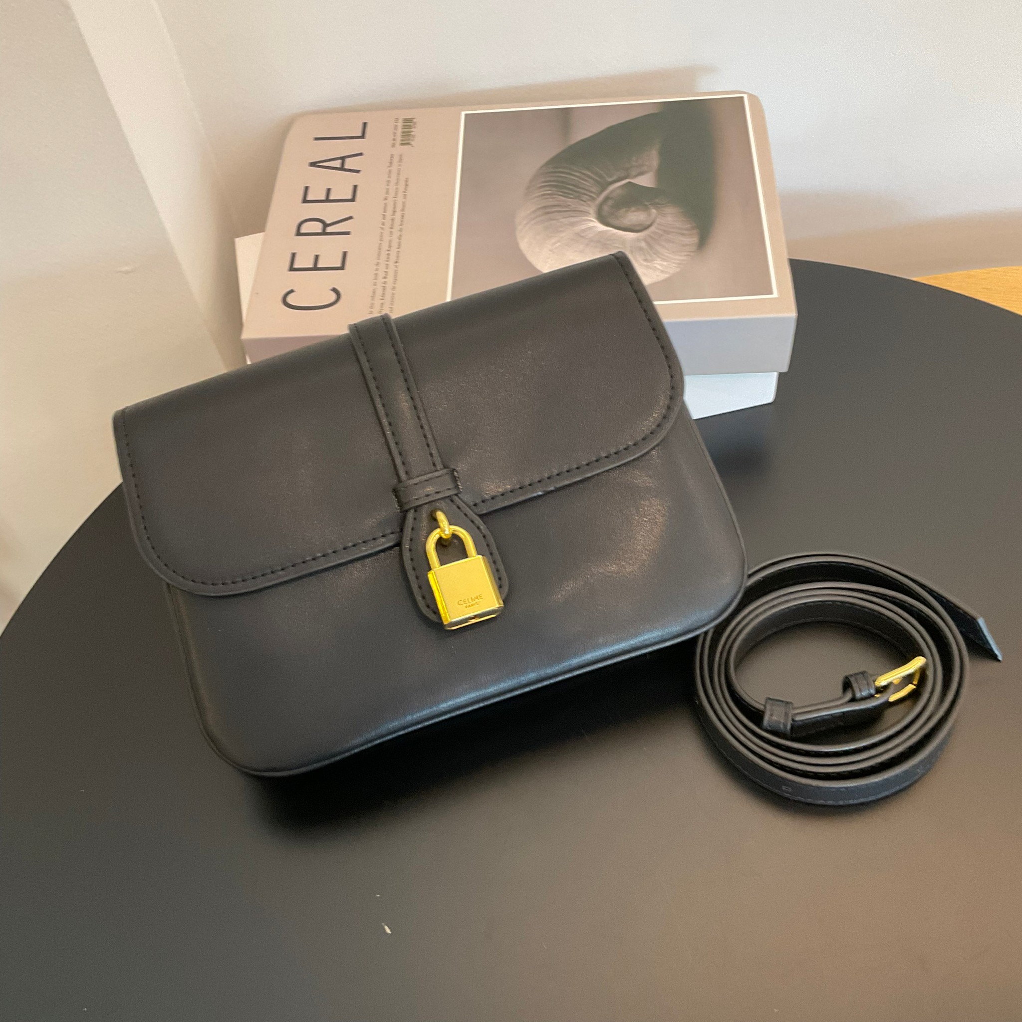 Celine Medium Tabou in smooth พร้อมส่งที่ไทยอีกครั้ง! CELINE SHOULDER BAG VIP หนังเรียบสวยหรู ปรับดับพวงกุญแจสีทองด้านหน้า ด้านในเปิดด้วยด้วยกระดุม แบ่งช่องใส่ของออกเป็นสัดส่วน