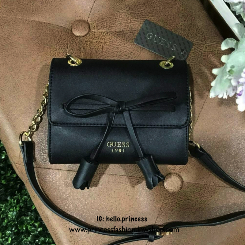 New Arrival! Guess Detail Crossbody Flap Bag Y2019 กระเป๋าสะพายรุ่นใหม่ล่าสุดขนาดมินิกำลังน่ารักวัสดุหนังเรียบอยู่ทรงด้านหน้าประดับโบว์พร้อมโลโก้แบรนด์ดูมีดีเทลเปิดปิดด้วยฝาปิดกระดุมแม่เหล็ก ซับในลายแบรนด์ ภายในมีช่องซิปและช่องเล็กใส่ของสามารถใส่ iphone ไ