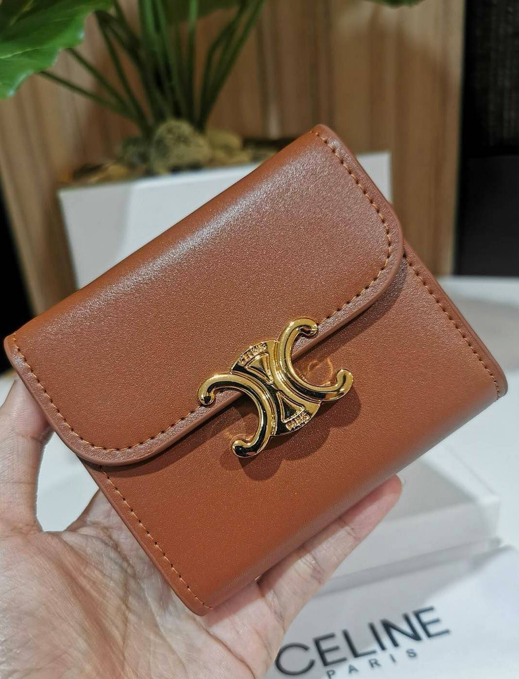 CELINE SHORT WALLET VIP กระเป๋าสตางค์ซีลีน หนังเรียบสวยอยู่ทรงมีโลโก้ด้านหน้าเปิดปิดด้วยฝาพับกระดุม ภายในมีช่องแบ่งหลายช่อง มีช่องใส่บัตรหลายช่อง ช่องใส่เหรียญ ช่องใส่ธนบัตร ใส่แบงก์พันได้เหมือนกระเป๋าสตางค์ยาวไอเท็มแนะนำ ล๊อตพิเศษ!! แถมสายโซ่สามารถสะพายไ