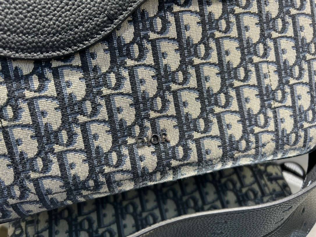 หนังแท้ SADDLE TOTE BAG WITH SHOULDER STRAP Beige and Black Dior Oblique Jacquard พร้อมส่งที่ไทย เกรดออริจินอลหนังแท้และผ้าแจ็คการ์ดอย่างดีทั้งใบ ภาพสินค้าถ่ายจากงานขายจริง ใช้งานต่างประเทศได้