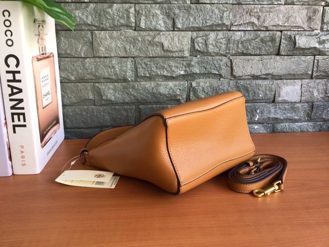 คอลเลคชั่นขายดี มากี่รอบๆ ก็หมดไวทุกรอบ!! TORY BURCH MCGRAW MINI BUCKET BAG กระเป๋าสะพาย และ ถือ คล้องแขน ทรงถัง สะพายได้ 2 ทรง ผลิตจากหนังแท้ หนังลูกวัว หนังนุ่ม หนังหอม น้ำหนักเบามากกก!! หนังลื่น นิ่มสวยมากๆ!! ด้านหน้าประดับโลโก้แบรนด์ ภายในโล่งกว้าง มี