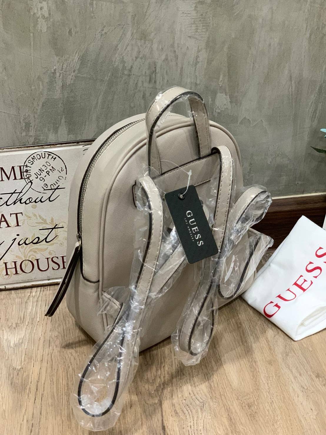 5สี Guess Woman’s Backpack กระเป๋าเป้สะพายรุ่นใหม่! วัสดุหนังsaffiano ขนาดกลางกำลังดี เปิดปิดด้วยหัวซิปหนัง ภายในบุผ้าลายsignature กว้างใส่ของได้เยอะ กระเป๋าสตางค์ยาว มินิไอแพค ด้านหน้ามีอีกหนึ่งช่องซิปเก็บของจุกจิกได้ มีโลโก้ตัวนูนเป็นดีเทลน่ารักๆ สายสะพ