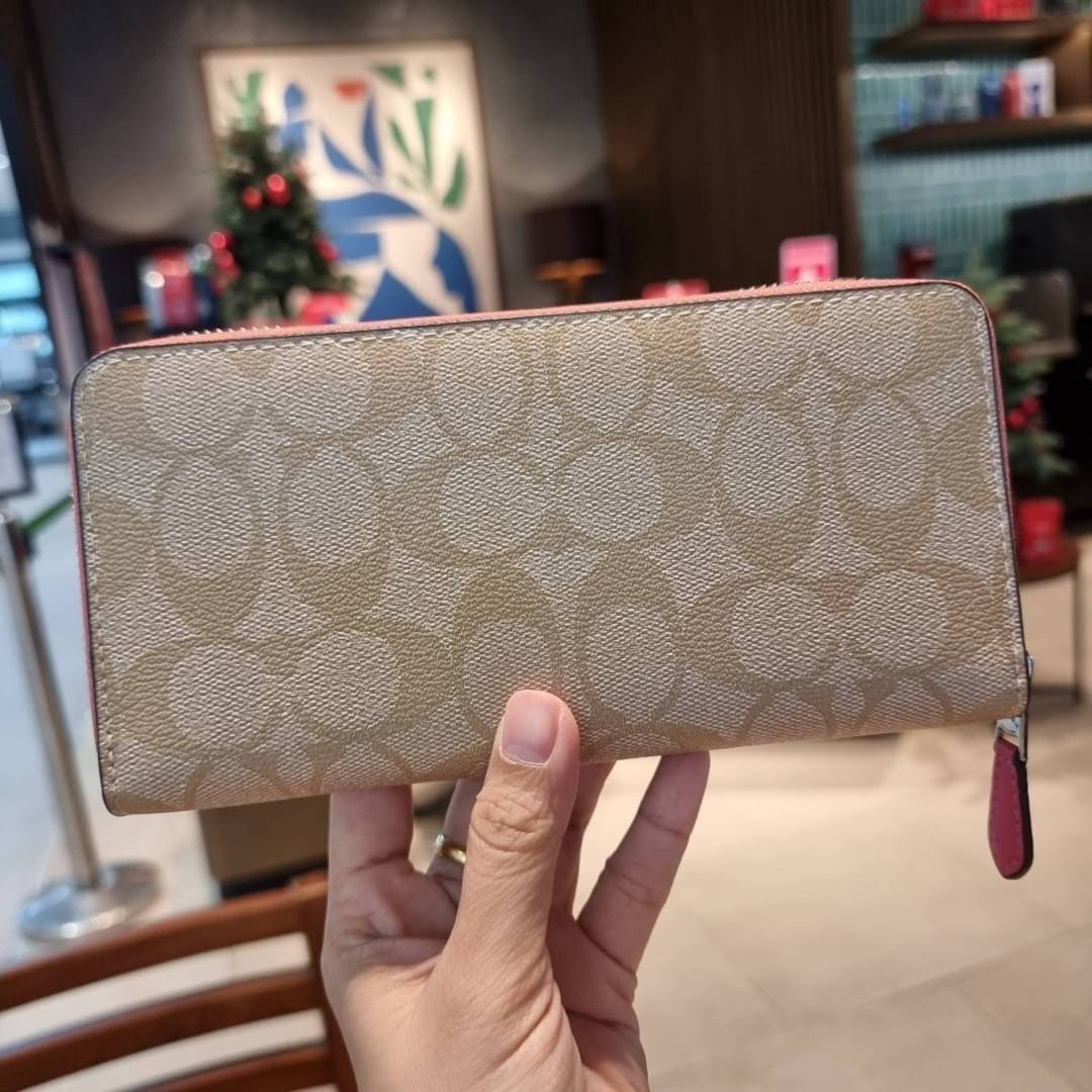 COACH ACCORDION ZIP WALLET IN SIGNATURE CANVAS กระเป๋าสตางค์ใบยาวนี้ที่เหมาะกับการใช้งานทุกรูปแบบ นอกจากเพิ่มความมั่นใจแล้ว ยังทำให้ชีวิตของเราง่ายขึ้นอีกด้วย โดยการเปิดปิดแบบซิปรอบ สามารถใส่ธนบัตร เหรียญ บัตรต่างๆได้หลายใบเลยทีเดียว ขนาดของกระเป๋าสามารถถ