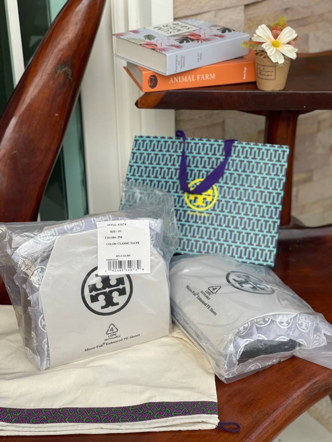 TORY BURCH Kira Chevron Top-handle Satchel กระเป๋าหนังแกะ สัมผัสนุ่มควบคู่กับดีไซน์อันเป็นเอกลักษณ์ กระเป๋าถือทรงสวยที่มีดีไซน์อันเป็นเอกลักษณ์ไม่เหมือนกับที่ไหน ด้วยการตัดเย็บหนังแกะแสนนุ่มแบบลายบุสองชั้น เพิ่มมูลค่าด้วยสายสะพายที่ทำจากโลหะสีทอง อีกทั้งย