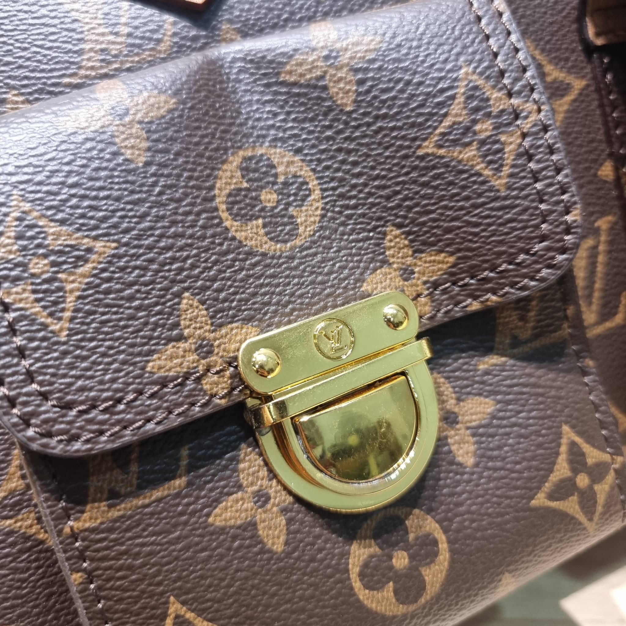 LV Manhattan Pm Monogram Handbag / LV MANHATTAN HANDBAG กระเป๋าถือทรงผู้ดี คลาสสิค สวยหรู ไซส์กำลังสวย ราคาแสนดี ดีไซน์ตกแต่งกระเป๋าเล็กด้านหน้า ใส่ของจุกจิกได้