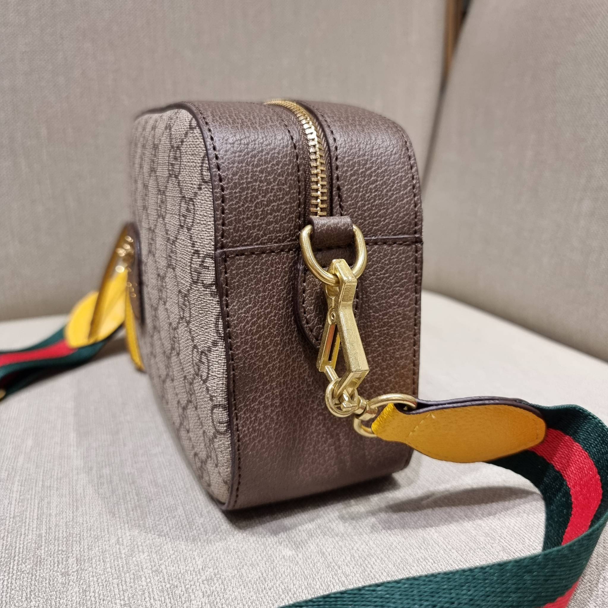 VIP 】GC STRAP SHOULDER BAG กระเป๋าสะพายข้างวีไอพีจากเคาน์เตอร์ duty free วัสดุหนังแคนวาสทนทาน ทรงสวย โดดเด่นตรงสายสะพายสีสดใสเป็นเอกลักษณ์ ตัดกันกับกระเป๋าได้อย่างลงตัว เปิด-ปิดกระเป๋าด้วยซิป รูดใช้งานง่าย ภายในโล่งกว้าง มีช่องแยกให้ ใส่ของสำคัญได้สบายๆ ส