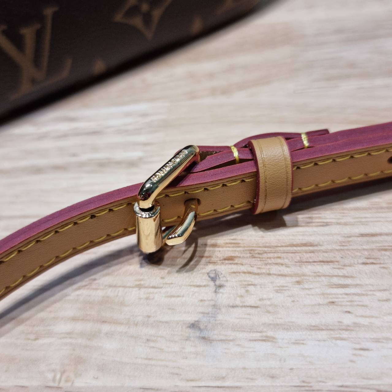 LV delightful newer bag กระเป๋าทรงโท้ทสุดปัง รุ่นขายดี ที่มาในไซส์ใหม่ สะดวกพกพามากๆ สายสะพายมีมาให้ 2 แบบ คล้องไหล่ และสายสะพายข้าง