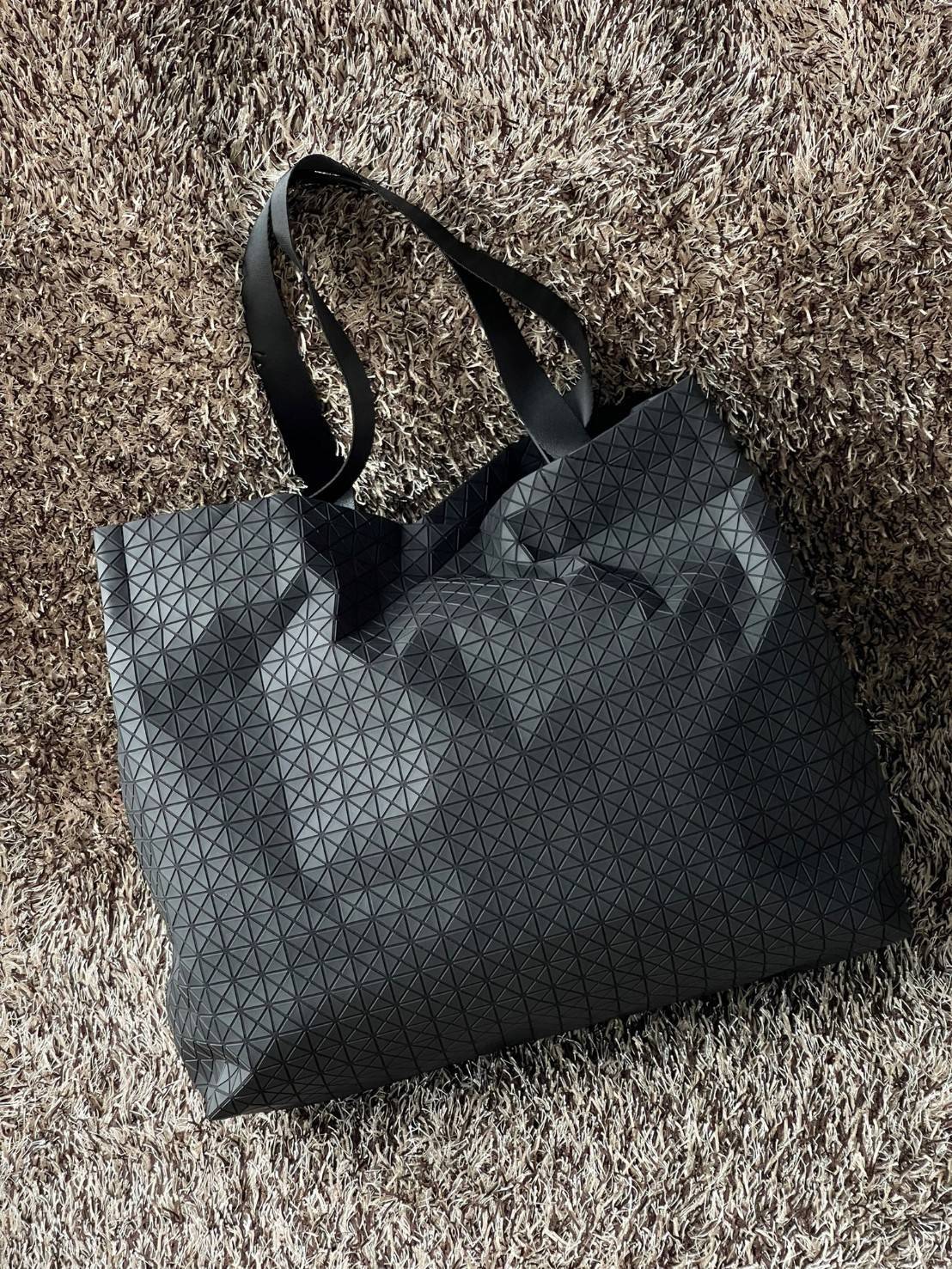 ORI 🥂 Baobao Issey Miyake Cart geometric tote bag / Miyake Cart Tote Bag รูปทรงที่สร้างขึ้นโดยบังเอิญ' เสื้อผ้าที่มีโครงสร้างและได้รับการออกแบบทางวิศวกรรมอันเป็นเอกลักษณ์ของแบรนด์ ส่งต่อไปยังเครื่องประดับที่น่าประทับใจและไร้กาลเวลาเหล่านี้ กร