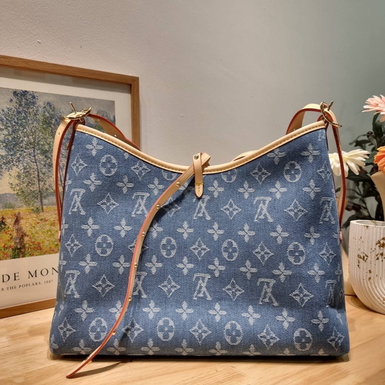 LV Monogram Denim Carry /LV CARRYALL DENIM BAG ใหม่ล่าสุด สไตล์เดนิมสุดชิค รุ่นลิมิเต็ดที่สาวๆตามหา กระเป๋าสะพายไหล่ทรงสวย ดีไซน์เรียบง่ายคลาสสิค หรู ดูผู้ดี รูปทรงใช้งานง่าย มาพร้อมใบลูก ไว้เก็บของจุกจิก