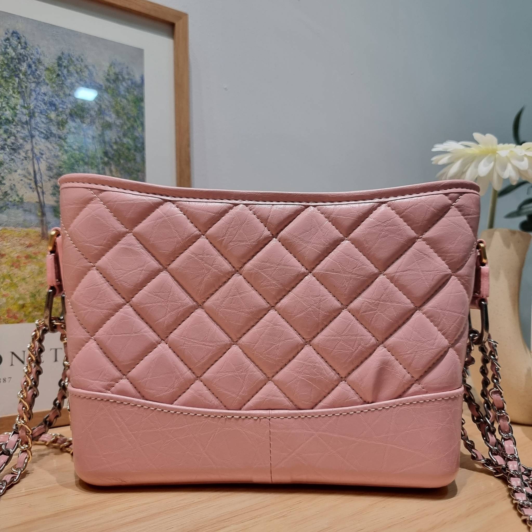 CHANEL Gabrielle Bag Medium สวยคลาสสิค No.1 ต้องยกให้ไอเท็มนี้เท่านั้น กับกระเป๋าสะพายซิกเนเจอร์ ดีไซน์ไม่เหมือนใคร เป็นเอกลักษณ์ ใช้งานได้หลากหลาย สะพายได้ไม่ซ้ำ