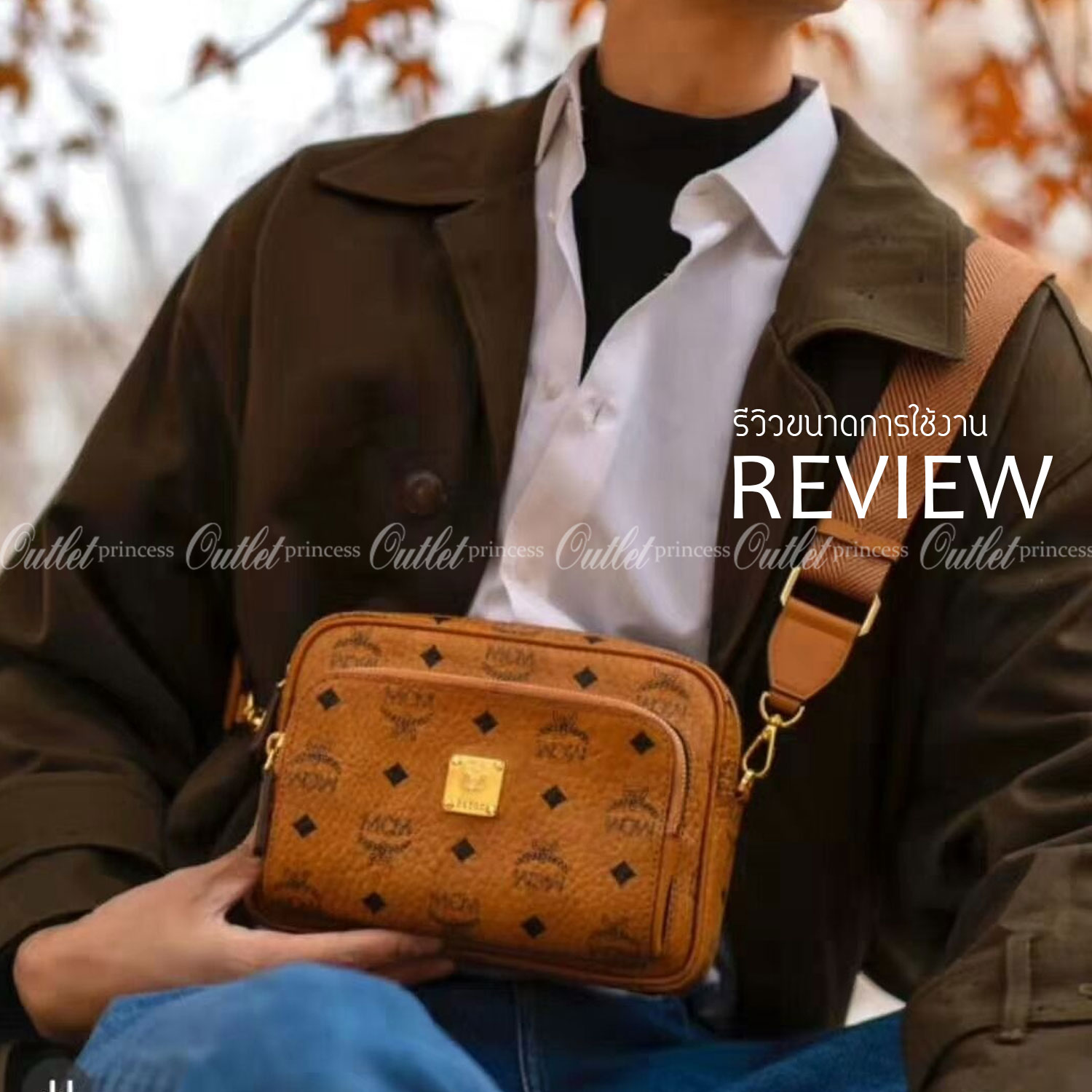 M.C.M KLASSIK CROSSBODY BAG สาวกเอ็มซีเอ็มต้องมีน้า!! หนุ่มๆเค้าสะพายกัน!! กระเป๋าสะพายข้างทรงครอสบอดี้ ที่ดาราใช้กันเพียบ!! รุ่นนี้หนุ่มๆสะพายหรือสาวๆก็สะพายได้น้า ขนาดกำลังดี วัสดุหนังแคนวาสคุณภาพดี มีช่องหลัก 2 ช่อง เปิด-ปิดด้วยซิป ด้านหลังมีช่องย่อยอี