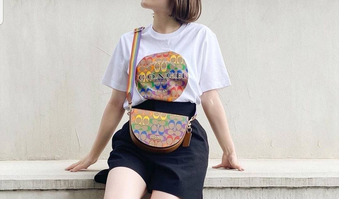 COACH ELLEN CROSSBODY IN RAINBOW SIGNATURE CANVAS (COACH C4098) ให้สายรุ้ง มัดใจได้มั้ยเนี้ย🌺คอลเลคชั่นที่ไม่ต้องพูดเยอะ//กระเป๋ารูปทรงน่ารัก ที่ใครได้เห็นเป็นต้องอดใจไม่ไหว // วัสดุหนังแคนวาสผสมหนังแท้ กระแทกความสดใสขึ้นไปอีกขั้น ด้วยลาย