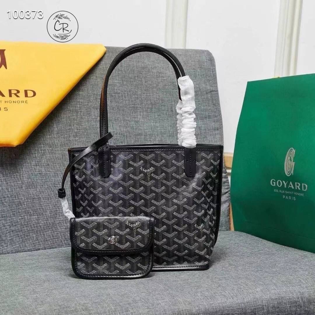 GOYARD ANJOU TOTE MINI ฮอตไอเท็ม กับกระเป๋าสะพายทรงโท้ท ไซส์มินิ กะทัดรัดมาก มาครบสีขายดี เลิศทุกสี รูปทรงคลาสสิค ดีไซน์เป็นเอกลักษณ์ ใช้งานได้หลากหลาย สามารถกลับด้านใช้ได้แบบไม่มีเบื่อ