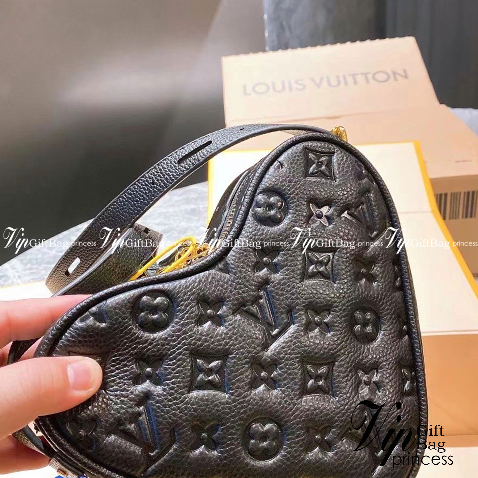 LV Sac Coeur handbag / LV Heart Puffy Bag ปังไม่ไหว กระเป๋าสะพายรูปทรงหัวใจ งานสวยเป๊ะ หนังปั้มลายโมโนแกรม แมทง่ายเข้าได้ทุกลุค ภาพสินค้าถ่ายจากงานขายจริง ใช้งานต่างประเทศได้