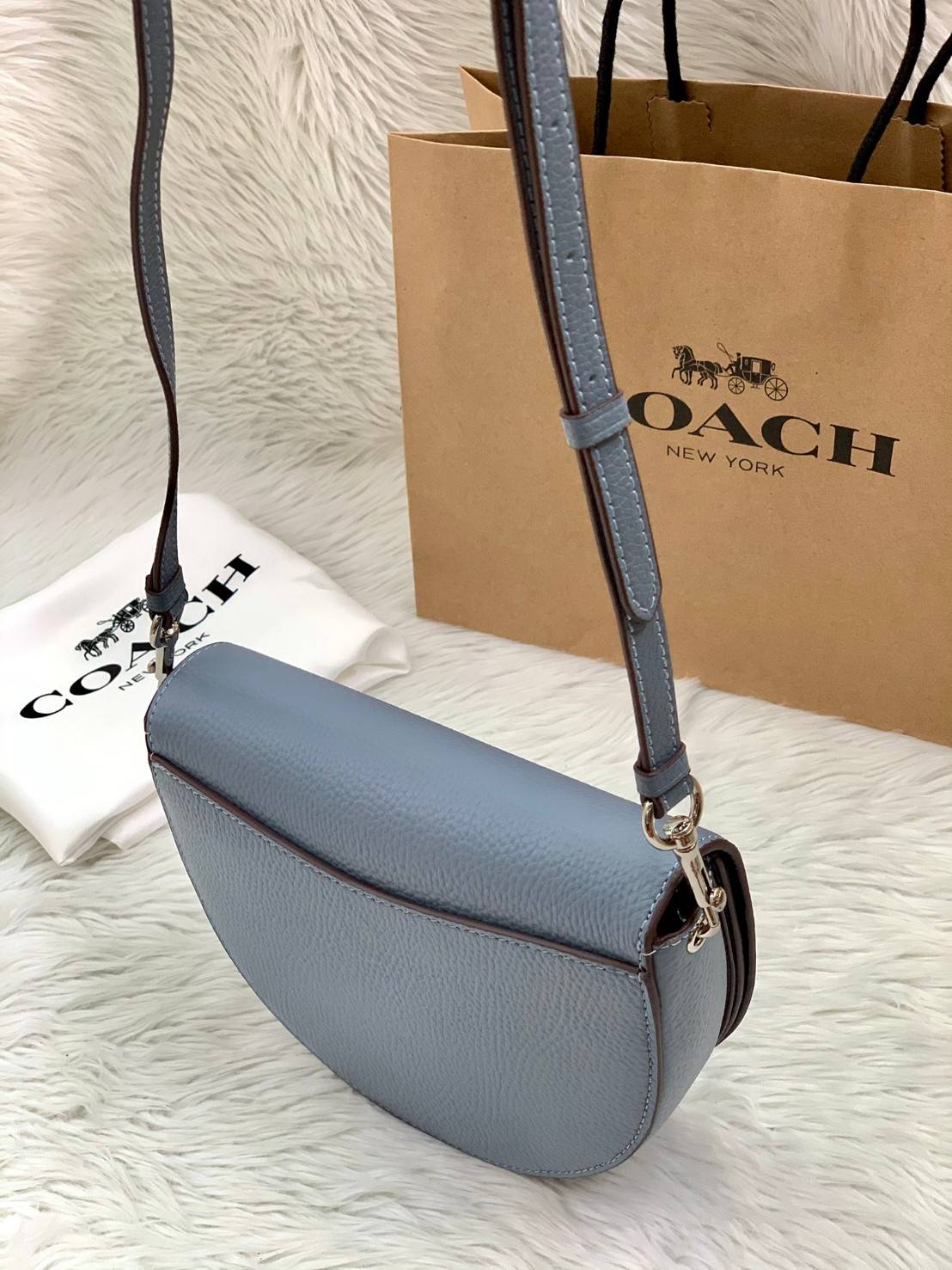 พร้อมส่งที่ไทยครบทั้ง6สีค่ะ 😘 Coach Ellen Crossbody In Signature ((C1432)) กระเป๋าทรงฮาฟมูนรูปทรงคลาสสิก ออกแบบให้มีลักษณะโค้งมน ไม่ดูเป็นทรงแข็งจนเกินไป ดีไซน์และสีของกระเป๋ายังเรียบง่าย เข้าได้กับทุกชุด สะพายครอสบอดี้ร์//สะพายข้าง หรือถือแบบคลัท