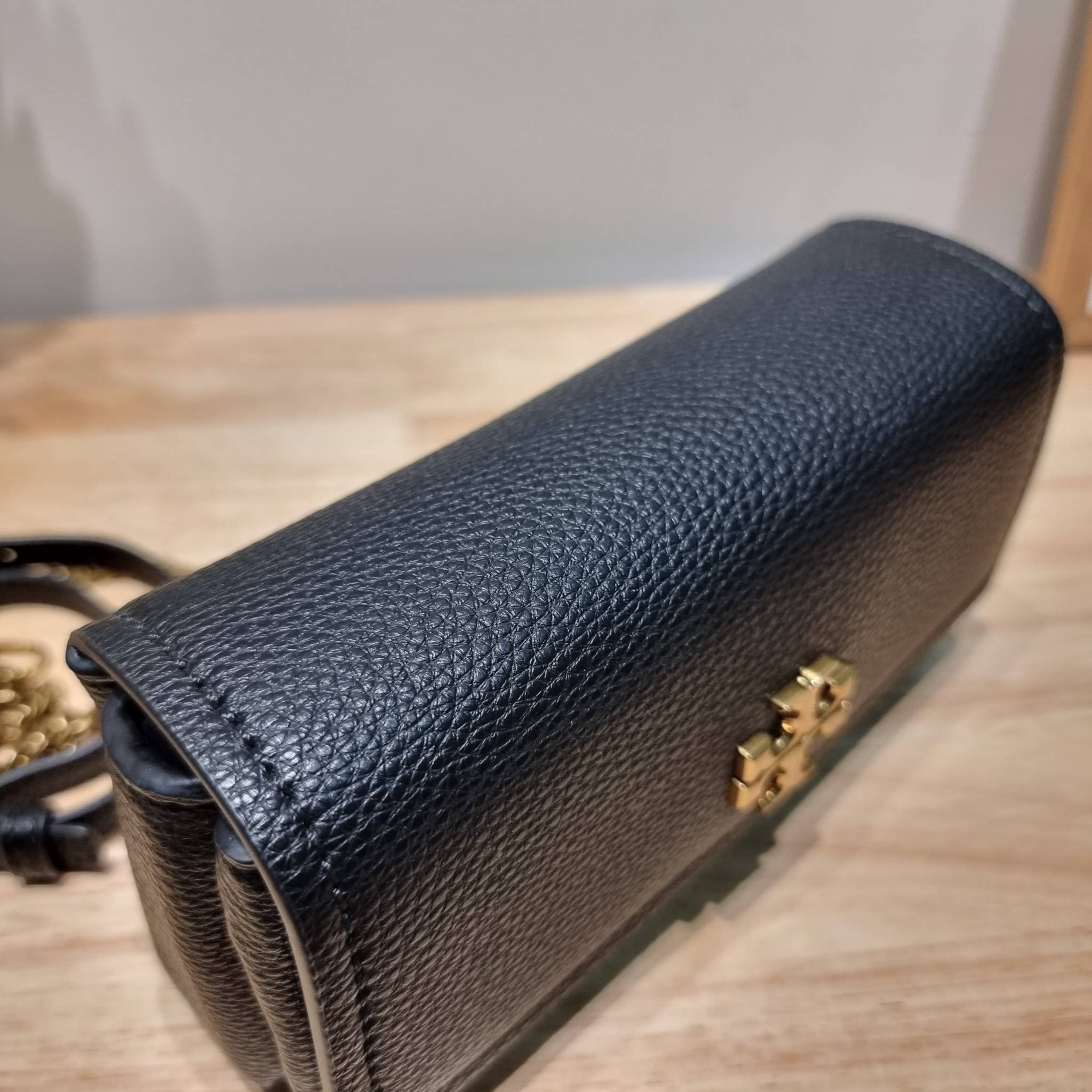 TORY BURCH LIMITED-EDITION MINI BAG รุ่นลิมิเต็ด ที่ sold out ไปแล้วหลายช็อป มีมาให้ช้อปที่นี่! กับกระเป๋าสะพายข้างทรงผู้ดี ไซส์มินิ ที่ผลิตมาในจำนวนจำกัด โดดเด่นด้วยอะไหล่ทองคลาสสิคหรูหรา และสายสะพายโซ่สลับหนัง ทำให้สะพายได้โดยไม่เจ็บไหล่