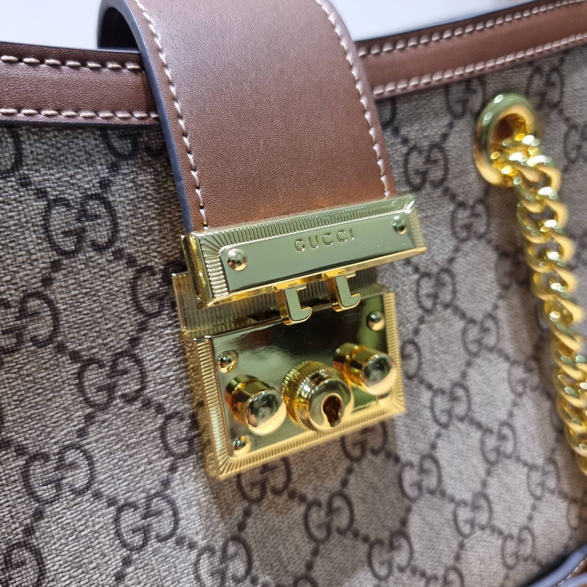 GUCCI padlock shoulder bag กระเป๋าสะพายไหล่ สวยผู้ดี ทรงดี ใช้งานง่าย วัสดุหนังแคนวาส ปากกระเป๋ามีแถบหนังคาดและอะไหล่กดล็อค โดดเด่นและเพิ่มความหรู