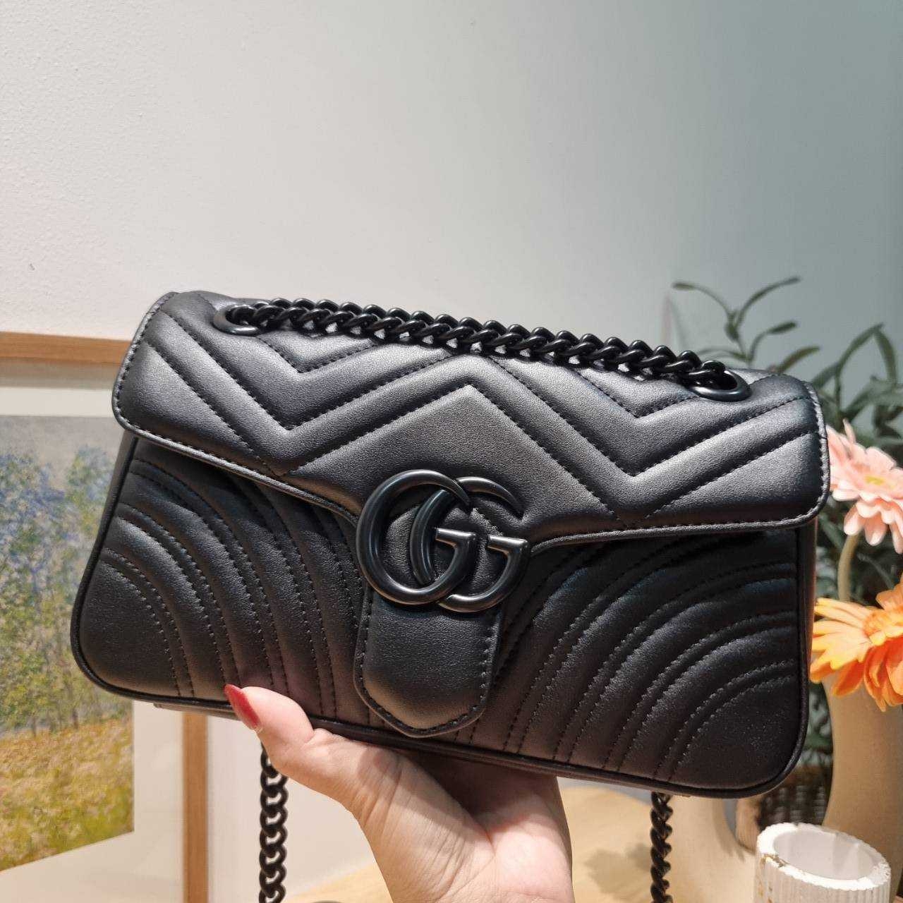 GG MARMONT SHOULDER BAG กระเป๋าสะพายข้างรุ่นคลาสสิค ดีไซน์ใหม่ อะไหล่ดำ สะพายขับผิว ดูแพง อัพลุคได้สบายๆ เปิด-ปิดด้วยตัวกดล็อคแน่นหนา ด้านหลังดีไซน์รูปหัวใจ 🖤