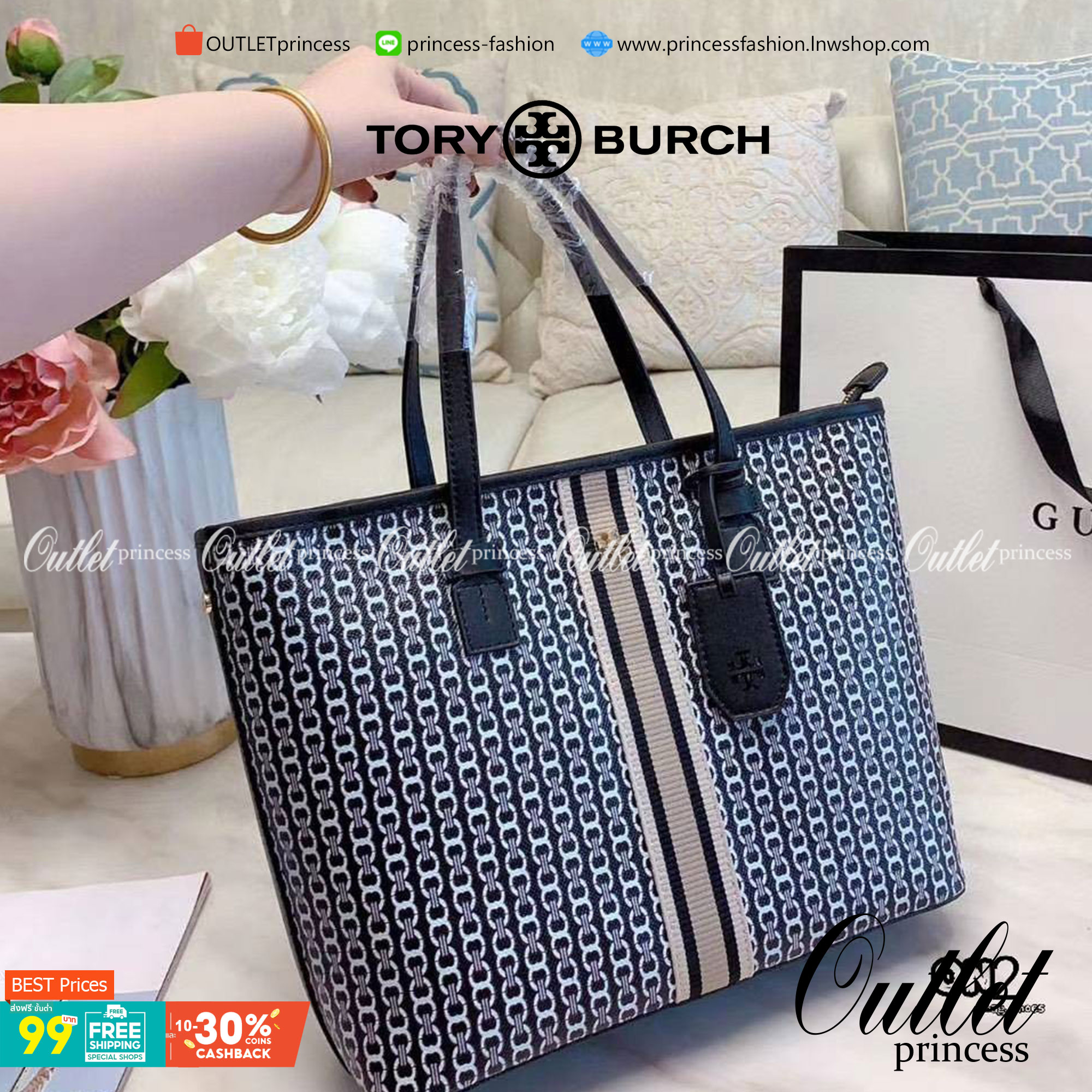 TORY BURCH TOTE BAG กระเป๋าสะพายไหล่ทรงชอปปิ้ง รุ่นขายดีอันดับ1 ของแบรนด์นี้นะคะ ทรงคลาสสิค ฮิตตลอดกาล ทรงสวยขนาดกำลังดี ตัวกระเป๋า วัสดุหนัง Pu ด้านหน้าติดโลโก้แบรนด์ /ประดับด้วยพวงกุญแจหนัง ตัดแถบแนวเส้นตรงวัสดุผ้าแคนวาส เปิดปิดด้วยซิปรูด ภายในช่องหลัก 