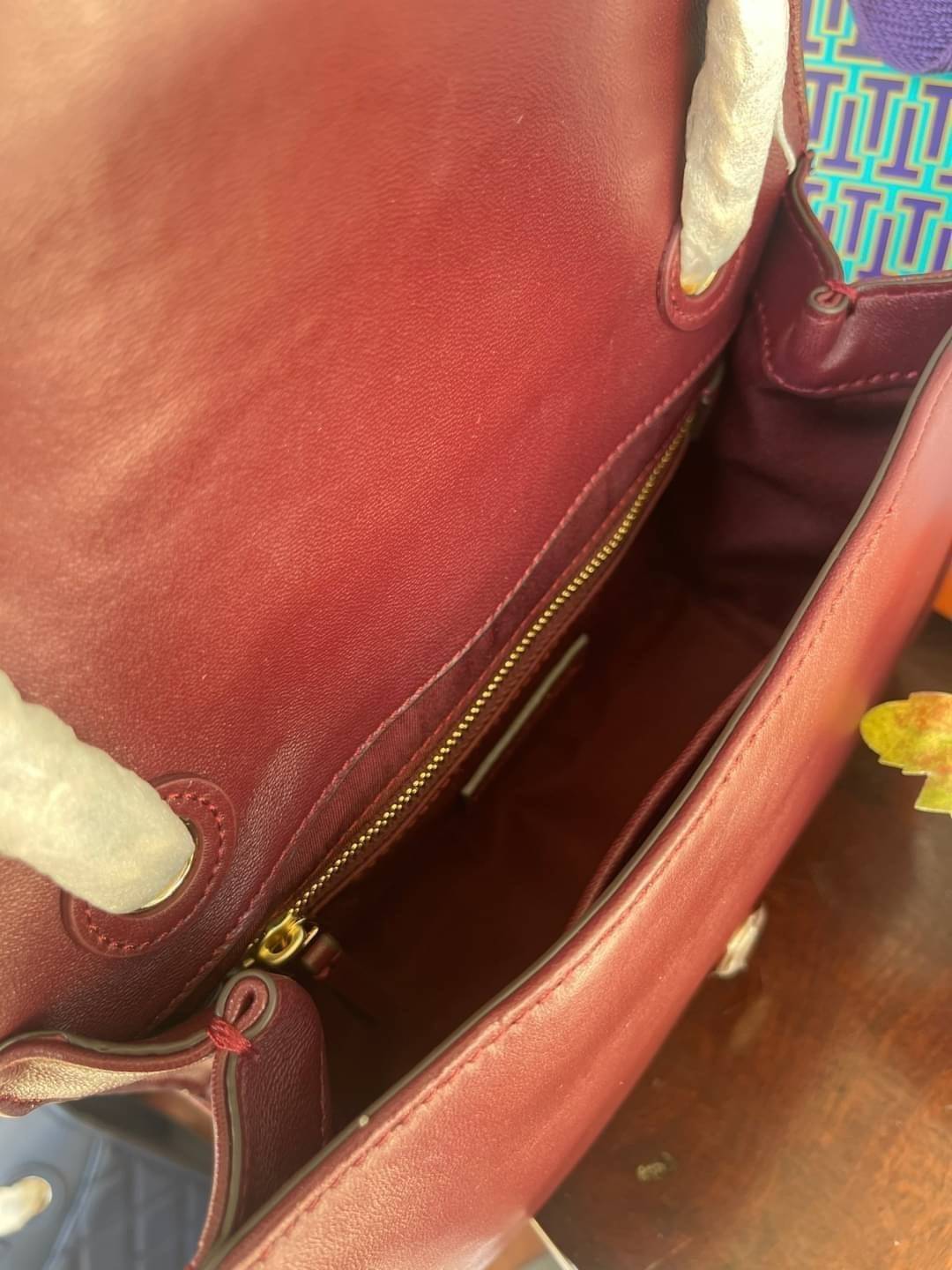 Tory Burch Savannah Convertible Shoulder Bag สาว ๆ ลุคสาวๆไม่ควรพลาด Collection นี้เลยนะคะ เป็นรุ่นที่ตอบโจทย์และครองใจสาว ๆ ได้อย่างแท้จริง เนื่องจากมีดีไซน์เรียบหรู โดยทางแบรนด์ได้ใช้เทคนิคการเย็บบนหนังเป็นลายเส้น (Chevron) ทำให้กระเป๋าดูมีราคามากยิ่งขึ