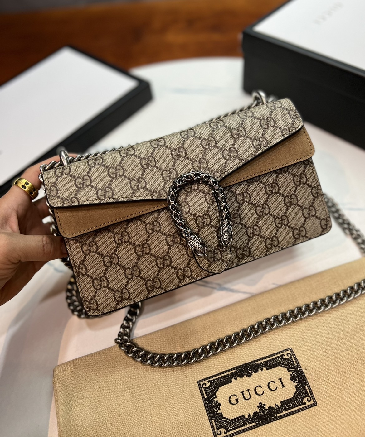 25CM หนังแท้ GUCCI Dionysus GG Supreme mini bag ฮอตไอเท็ม รุ่นนี้ขายดีขายหมด สวยหรู คุณหนู ผู้ดีมาก!! นานๆ มาจะมาน้าา รุ่นหายากค่ะ กระเป๋าสะพายข้าง ดีไซน์อยู่ทรง ขนาดกำลังสะดวกใช้สำหรับสาว วัสดุหนังแท้เต็มใบ ภายในแบ่งสัดส่วนได้เป็นอย่างดี งานจริงดีงาม สาว