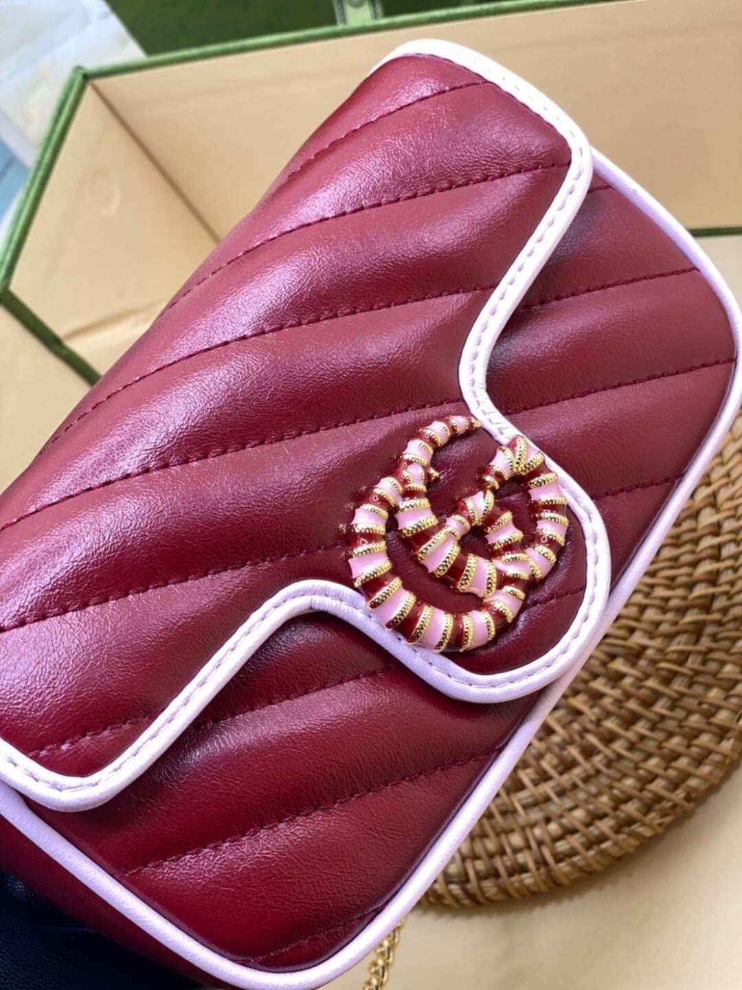 หนังแท้ VIP GIFT 】GUCCI GG Marmont super bag [mini & small] กระเป๋าสะพายข้าง โทนสีสดใสเล่นสีทูโทนตัดกันอย่างลงตัว เฟี๊ยดมากค่ะ ไซส์กะทัดรัด พกพาง่าย น้ำหนักเบา ดีไซน์สวย ภายในโล่งกว้าง มาพร้อมสายสะพายโซ่อะไหล่ทองในตัว ปรับใช้ได้ทั้งแบบสะพายเดี่ยว และสะพาย