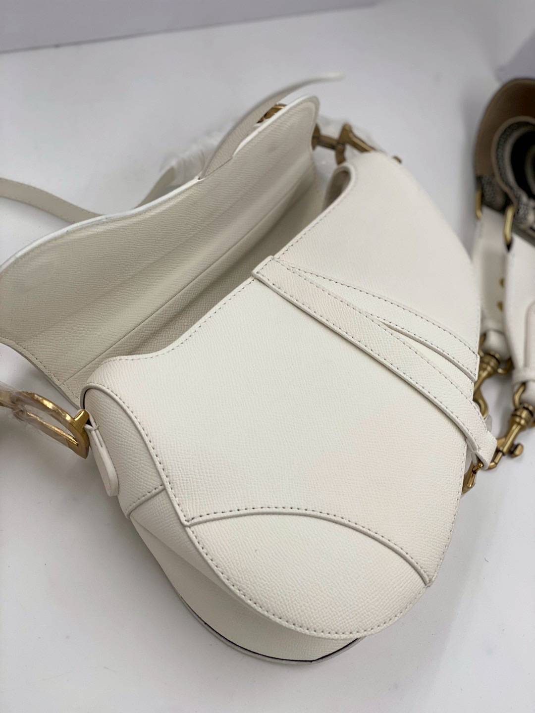 ORI หนังแท้ | DIOR Saddle Bag with Strap Grained Leather กระเป๋าถือ/สะพายทรงอานม้า รุ่นยอดนิยมที่มีเอกลักษณ์สวยงามเหนือกาลเวลา ลูกเล่นห้อยด้วยตัวอักษร D ตรงหูหิ้วมีกิมมิค CD สวยหรูดูแพง