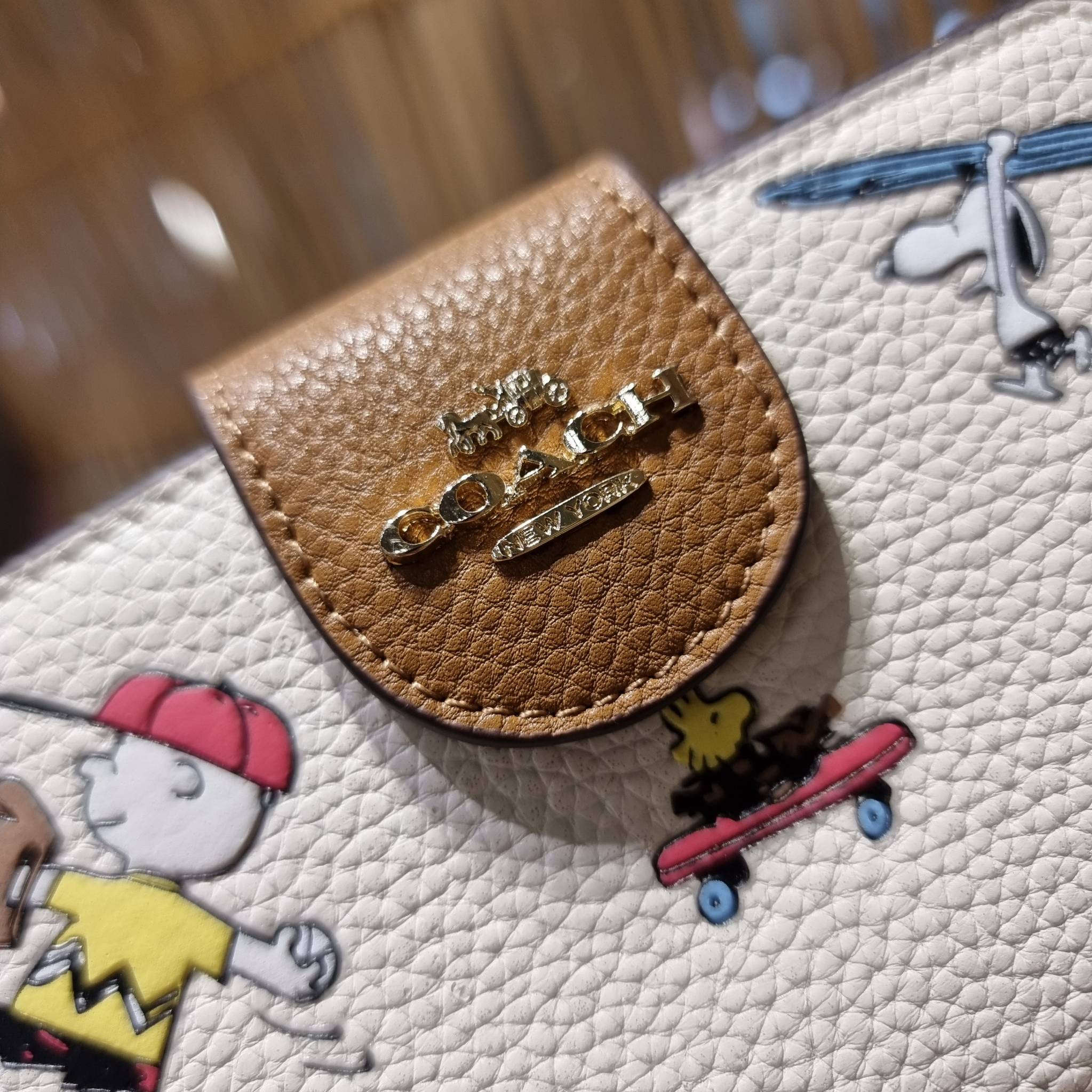 COACH C4899 MEDIUM CORNER ZIP WALLET WITH SNOPPY PRINT น้องใหม่คอลเลคชั่นสุดชิค ดีไซน์ลายพริ้นท์ผองเพื่อนสนูปพี น่ารักน่าใช้ เพิ่มลูกเล่นให้กระเป๋าสตางค์ของคุณไปอีก กับกระเป๋าสตางค์ใบกลาง ขนาดกำลังเหมาะมือ วัสดุหนัง pepble ทนทาน มีช่องใส่บัตรและธนบัตรครบ 