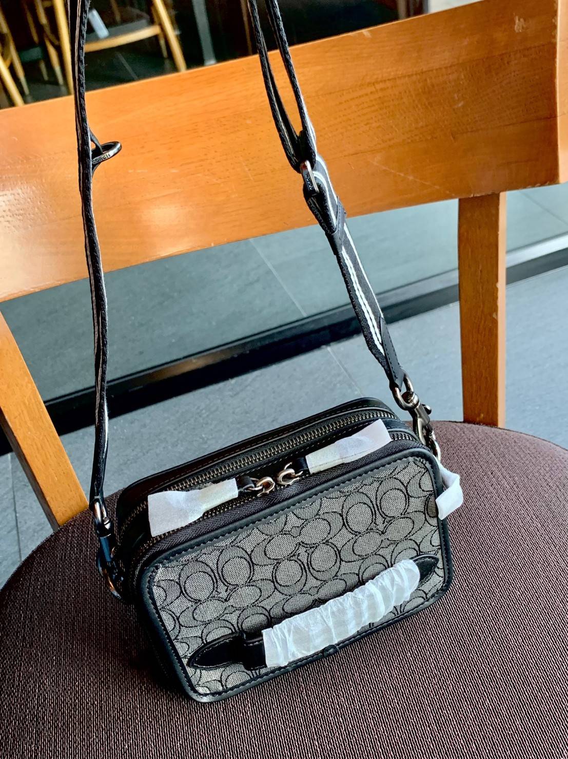 รุ่นสุดคูลล ใช้คู่ได้ทั้งชาย//หญิงเลยค่าา😘 COACH CHARTER CROSS BODY IN SIANATURE JACQUARD((C3780)) 💋พร้อมส่ง สินค้าออกใหม่ ไม่มียังไงไหว!! ✔️กระเป๋าสะพายครอสบอดี้ร์ หรือสามารถสอดมือตรงหนังด้านหน้าถือแบบเก๋ๆได้ด้วยค่าา วัสดุJacquardท