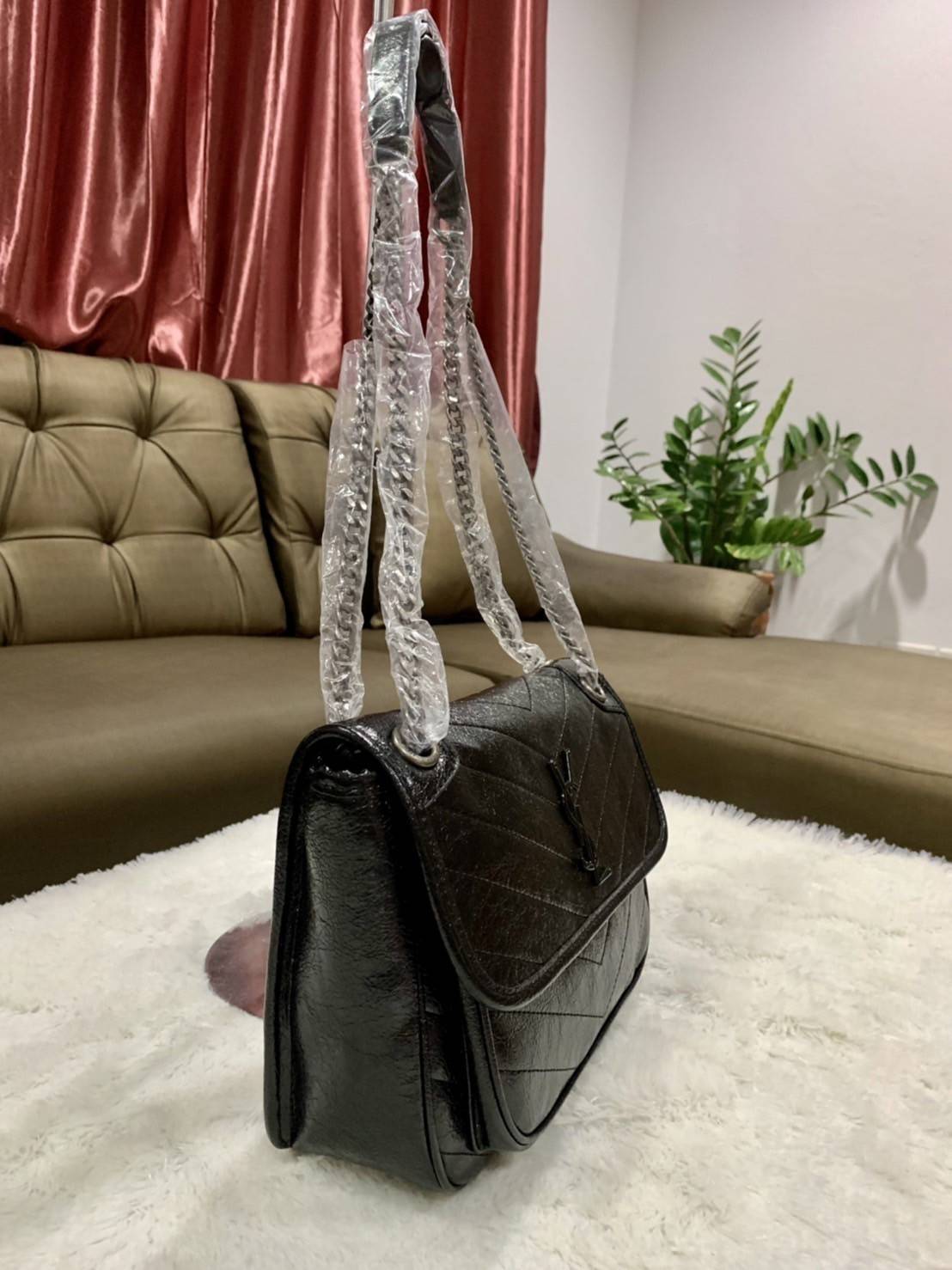 VIP 】Saint Laurent Niki shoulder bag VIP GIFT WITH PURCHASE (GWP) พรีเมี่ยมกิ้ฟ Limited Edition จาก YSL DUTY FREE COUNTER กระเป๋าสะพายรุ่น Niki จาก Saint Laurent โดดเด่นด้วยโครงสร้างทำจากหนังวัว หนังมันเงา นิ่ม งานสวยมากๆ ค่ะ อะไหล่สีดำ ด้านหน้าประดับโลโก