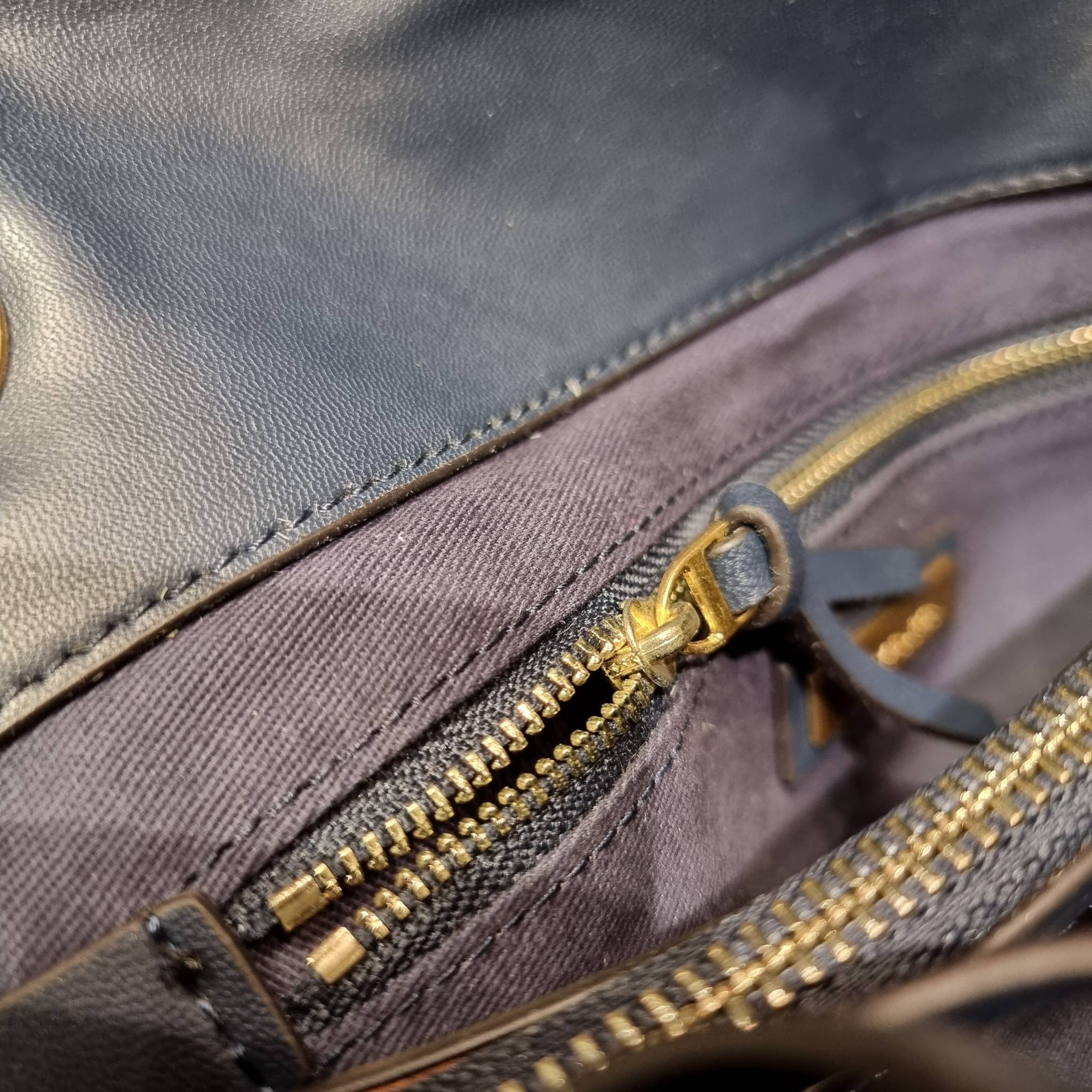 TORY BURCH FLEMING SOFT CONVERTIBLE SHOULDER BAG รุ่นหายากที่สาวๆตามหา มาพร้อมเสิร์ฟความสวยถึงบ้านไปเลยจ้า รอบนี้คัดสีสวยๆมาให้ได้ช้อปกันอย่างจุใจไปเลย กระเป๋าสะพายไหล่ หนังแท้นิ่มเต็มใบ สวยหรูดูแพง เปิด-ปิดด้วยตัวกดล็อคแน่นหนา สายสะพายในตัวปรับใช้ได้ 2 แ