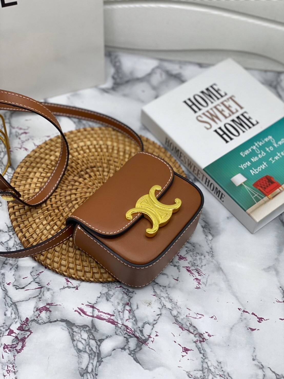 หนังแท้ CELINE MINI TRIOMPHE IN TRIOMPHE CANVAS AND CALFSKIN ใบเล็กน่ารัก งานหนังแท้ทั้งใบ กระเป๋ามินิทรงชิค ดีไซน์รูปกล่องสุดแสนมินิมอล สามารถสะพายแบบ Crossbody และยังเป็น Belt Bagได้อีกด้วย แบบไม่มีตกยุค ด้านหน้าโดดเด่นด้วยโลโก้สีทอง เป็นอีกหนึ่งตัวเลือ