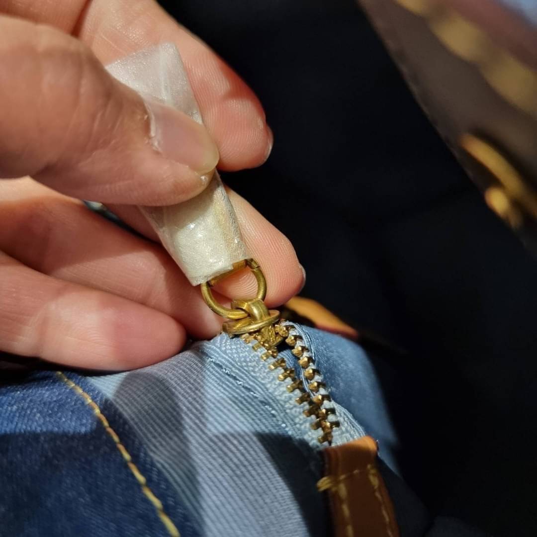 COACH CA580 FIELD TOTE 22 IN SIGNATURE DENIM คอลเลคชั่นสุดคลาสสิค ดีไซน์สวยหรูดูแพงในไอเท็มเดียว กระเป๋าทรงโท้ท ไซส์กำลังสวย น่าใช้ ชิคๆคูลๆมาก ฟังก์ชั่นการใช้งานสะดวกที่สุด มีทั้งสายคล้องแขนในตัว และสายครอสบอดี้แบบสปอร์ตเส้นใหญ่ วัสดุผ้าเดนิมตกแต่งลวดลาย