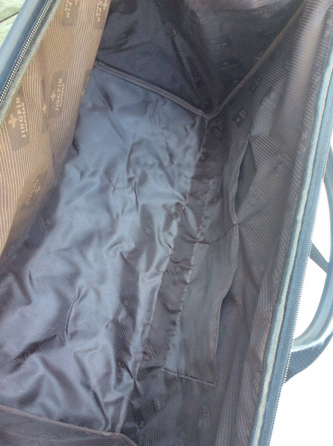 Don't Miss! กระเป๋าเดินทางแบรนด์ดัง 3CE ของแท้จากเกาหลีวัสดุ NYLON เนื้อหนาสีดำสกรีนโลโก้ 3CE ด้านหน้า หูหิ้วหนังแข็งแรงสะพายไหล่ได้ ใบใหญ่จุใจใส่เสื้อผ้า รองเท้าของใช้ได้เยอะ น้ำหนักเบา ดูแลรักษาทำความสะอาดง่าย เปิดปิดด้วยซิปสะดวกใช้ ภายในมีช่องเล็ก