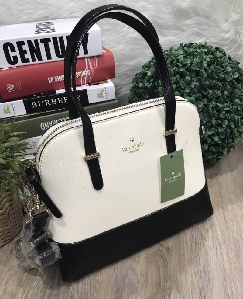 Kate Spade New York Cedar Street Maise CrossBody Bag กระเป๋าถือหรือสะพาย หนังลาย Saffiano สีทูโทนดำขาว สวยอยู่ทรงอด้านหน้าประดับ logo brand เปิดปิดด้วยซิป ภายในมีช่องซิป และช่องเล็ก ใส่กระเป๋าสตางค์ใบยาว ของใช้ ได้เยอะ มีหมุดรองฐานกันรอยสี่มุม มาพร้อมสายส