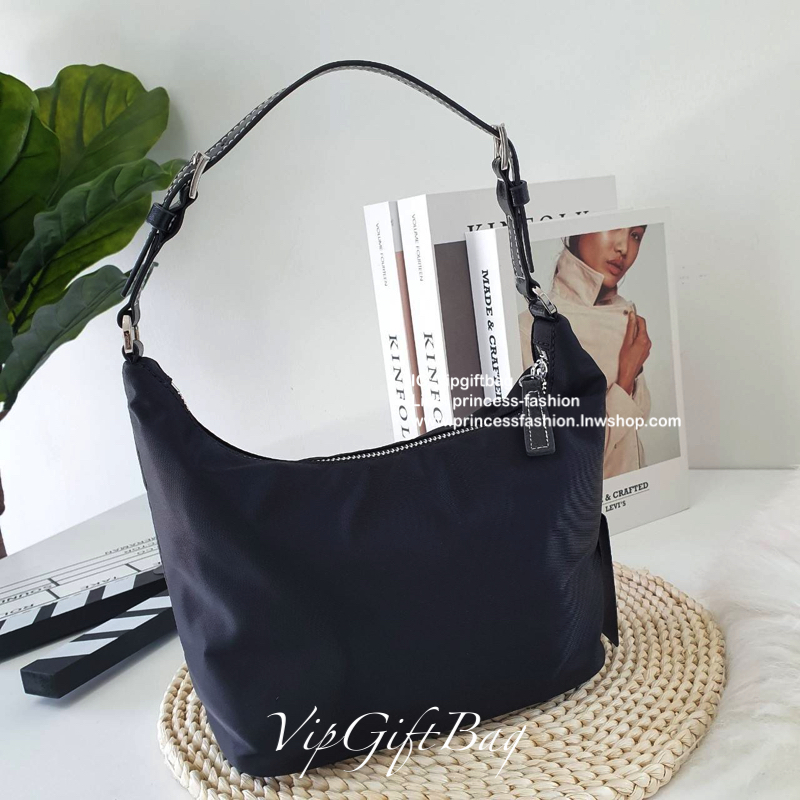 Prada Hand bag" วัสดุทำจากผ้า Nylon อย่างดี สายทำจากหนังถัก แข็งแรงทนทานสามารถปรับได้3ระดับ อะไหล่เงินปั๊มแบรนด์ ด้านหน้ามีโลโก้แบรนด์หรูหรามาก ตัวกระเป๋าเแดปิดด้วยซิป ภายในมีช่องซิปให้1ช่อง บุผ้าลายแบรนด์ทั้งผมด ทีป้ายโลหะโลโก้แบรนด์ ใส่ ipadmini กร