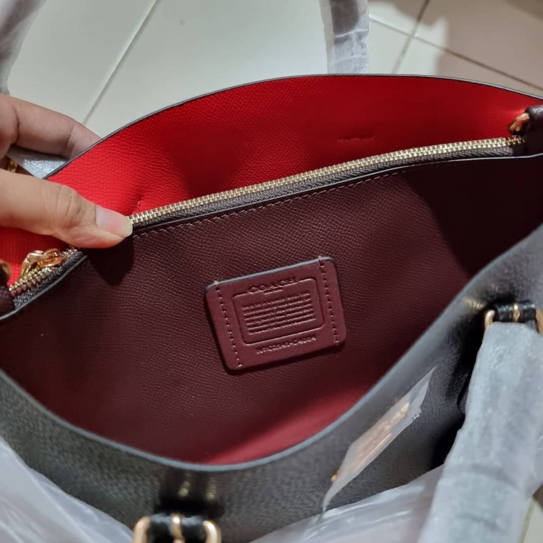 OUTTLET 】COACH MOLLIE TOTE 25 (C4250 C4084) น้องคนสวยอีกหนึ่ง!! กระเป๋าโท้ทไซส์เล็กที่สาวๆหลงรัก ดีไซน์คลาสสิคเหมือนเดิม เพิ่มเติมคือสะดวกขึ้นเยอะ!! ย่อส่วนมาจากใบใหญ่เป๊ะๆ น่ารักน่าใช้มากๆ วัสดุหนัง crossgrain ทนทาน ใช้งานง่าย เรียบหรูดูดีม้าก!! ภายในโล่