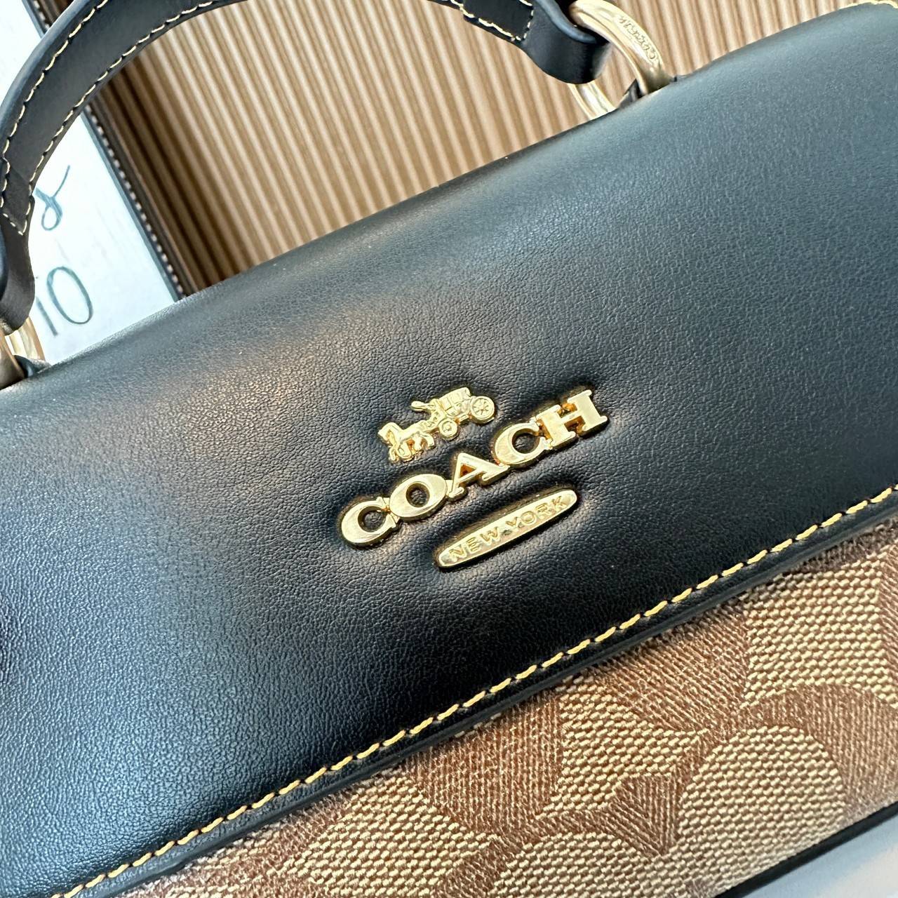 Coach Mini Josie Top Handle Crossbody In Blocked Signature Canvas (cc340) ใหม่ล่าสุด กระเป๋าสะพายหรือถือใบเล็กกระทัดรัด วัสดุหนังตัดขอบหนังแท้ ภายในช่องโล่งกว้างสามารถใส่โทรศัพท์ iPhonePro max ได้ มีช่องใส่บัตรเครดิต 2 ช่อง เปิดปิดด้วนกระดุมแป๊ก ซับในผ้า 