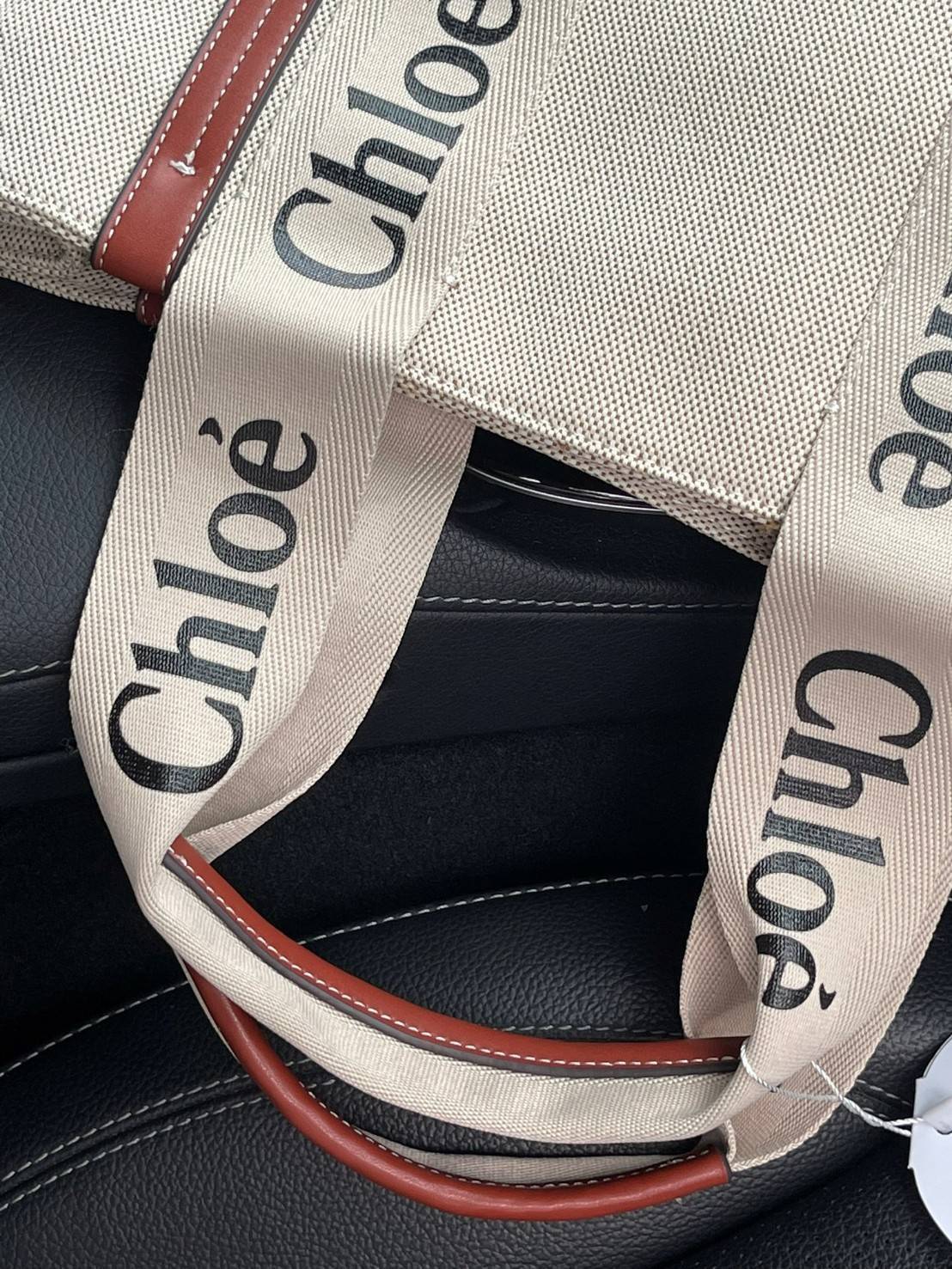 CHLOÉ Woody large leather-trimmed cotton-canvas tote กระเป๋าแบรนด์ดังจากสัญชาติฝรั่งเศส เป็นที่ชื่นชอบของเซเลบริตี โคลเอ้รุ่นนี้เป็นสไตล์วินเทจ เรียบหรูและดูดี ออกแบบมาเพื่อการใช้งานที่ง่ายแสนง่าย และยังจุของได้ไม่น้อยเลยทีเดียว เพิ่มความมีเสน่ห์และแข็งแร