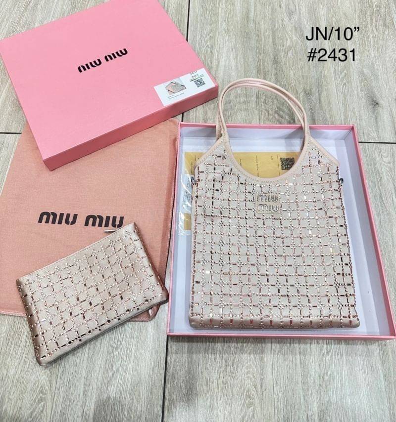 MIU MIU small crystals net tote bag กระเป๋าทรงโท้ทไซส์เล็ก น่ารัก สุดคิ้วประดับคริสตัลสวยงามที่สุด เอาใจสาวๆ สายหวาน ไอเท็มใหม่รีบมีใช้ก่อนใคร สวยก่อนใครได้แล้วน้า