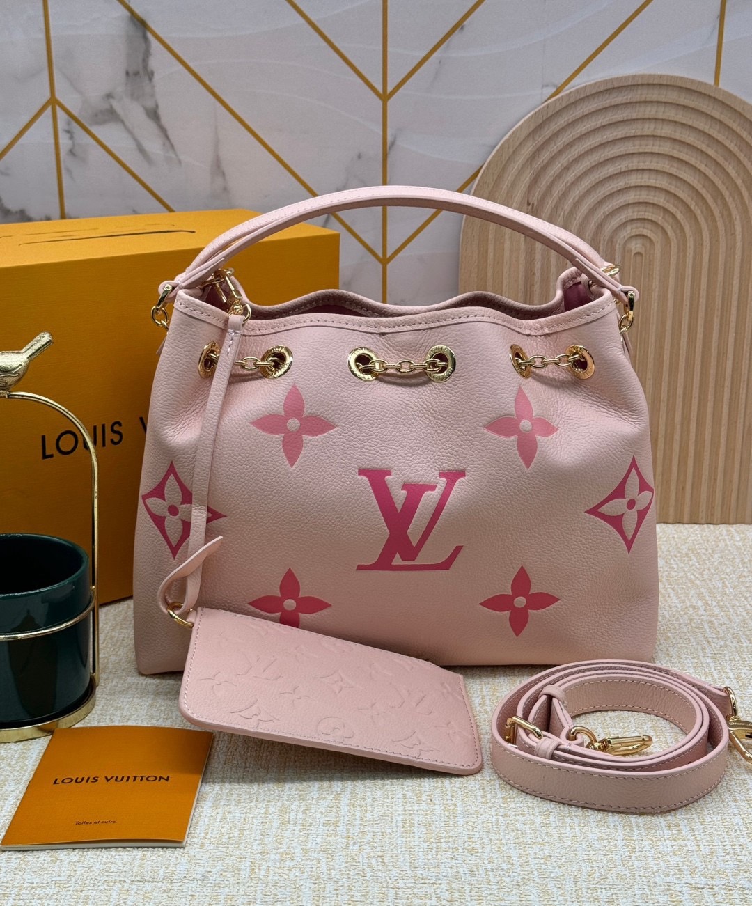 LV Bundle Bag / LV Bella Bucket Bag กระเป๋าสะพายทรงบัคเก็ตรุ่นใหม่ หนังแท้ Monogram Empreinte ตกแต่งอะไหล่สีทองหรูหราปั้มแบรนด์ รูปทรงกระเป๋าเพรียวบางใช้งานได้ตั้งแต่เช้าจรดค่ำแมตช์กับเสื้อผ้าได้ทุกชุด หูจับแบบคู่ใช้ถือก็ดู ล้ำสมัย