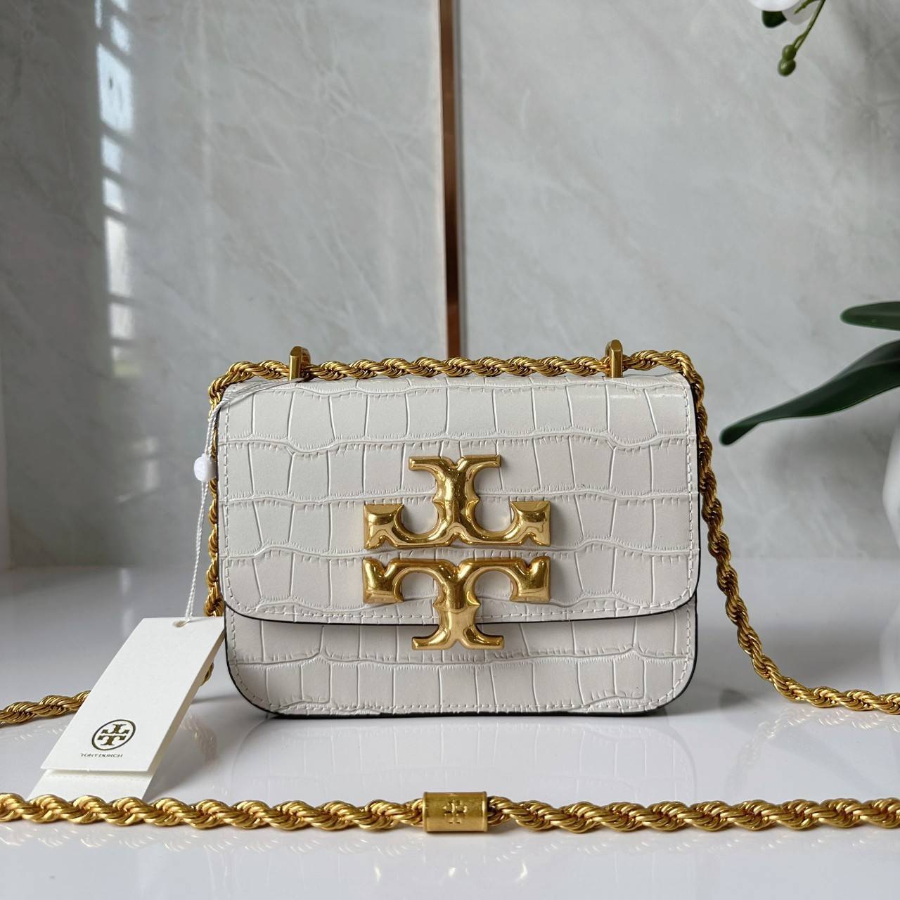 6 สี Tory Burch Croc Eleanor Small Bag / TORY BURCH ELEANOR CROC EMBOSSED LEATHER กระเป๋าสะพายหนังพิมพ์ลายจระเข้ ดีไซน์หรูหรา โด่นเด่นด้วยโลโก้แบรนด์อะไหล่ด้านหน้า และสายสะพายโลหะสีทอง