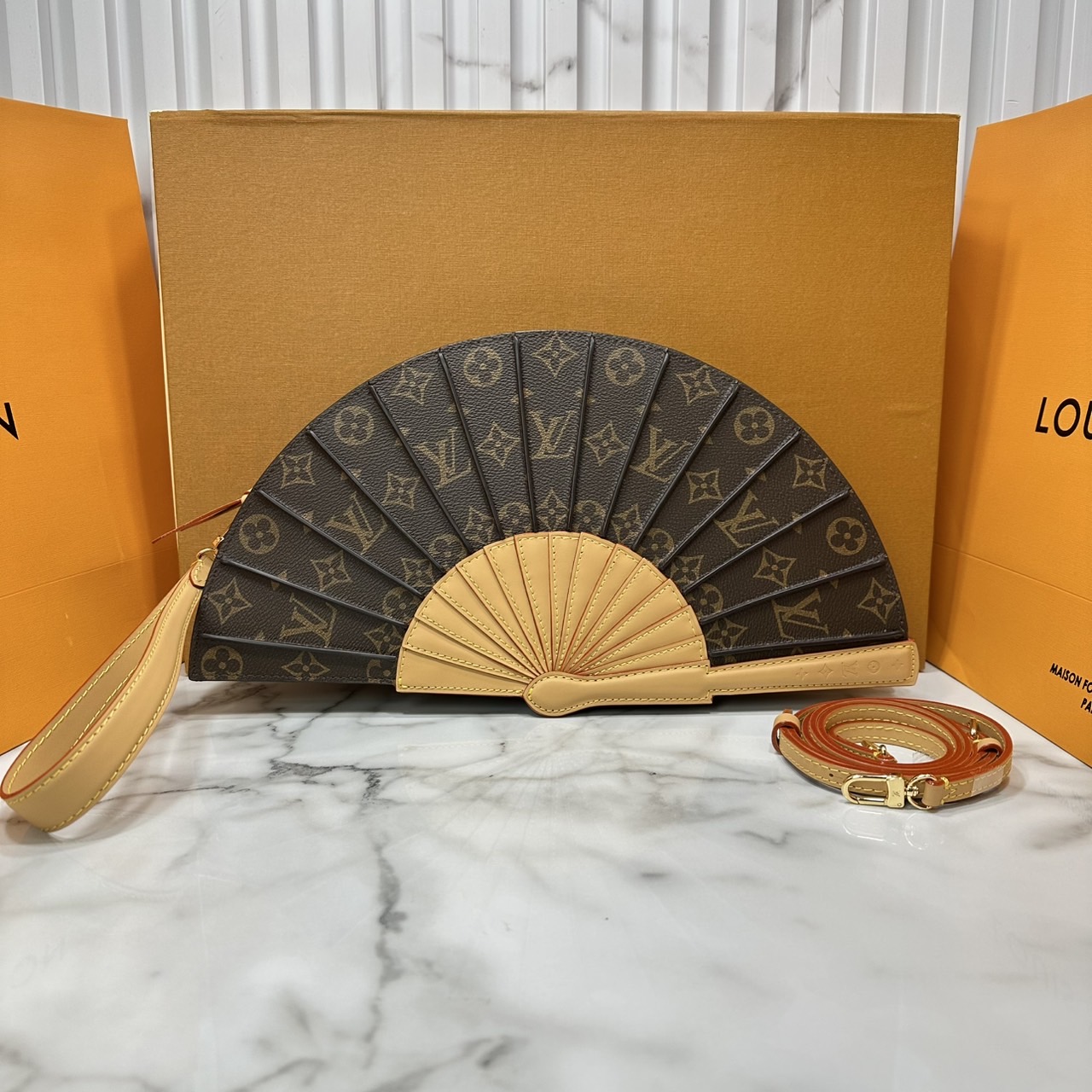 TOP ORI หนังแท้ | LV Fan Bag กระเป๋าสะพายดีไซส์รูปพัด เปิดตัวกระเป๋ารุ่น Fan ดีไซน์โดดเด่นบนรันเวย์แฟชั่นโชว์คอลเลกชันประจำฤดูกาล Spring-Summer 2025