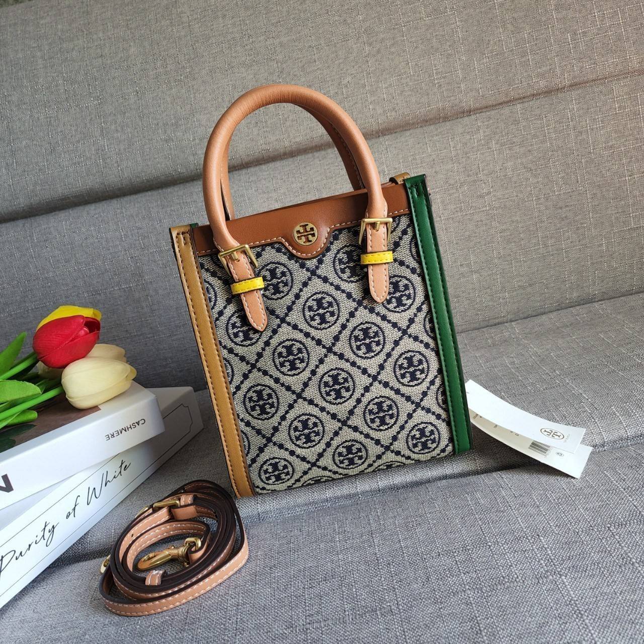 TORY BURCH T MONOGRAM COLORBlOCK JACQUARD MINI TOTE คอลเลคชั่นใหม่ล่าสุด ครอบครองก่อนใคร ไอเท็มยุคนี้รุ่นที่ควรมีติดตู้คะสาวๆ วัสดุ jacquard สลับหนังแท้ หูจับ มาพร้อมสายสะพายข้างหนังแท้ ปรับระดับได้ สายสามารถถอดออกได้ ภายในเป็นช่องโล่ง ใส่มือถือได้ กระเป๋